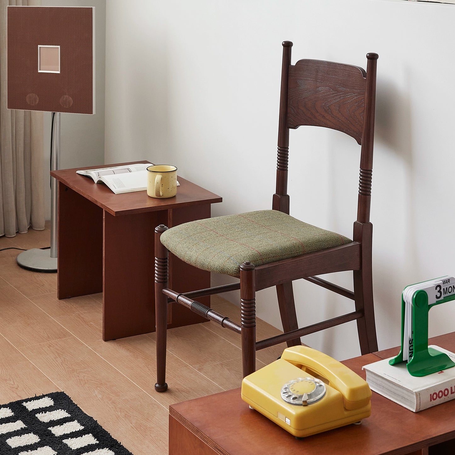 Französischer Retro-Esszimmerstuhl, kreativer Designerstuhl, leichter Luxus, hochwertiger Stuhl mit massiver Holzlehne, für Cafés