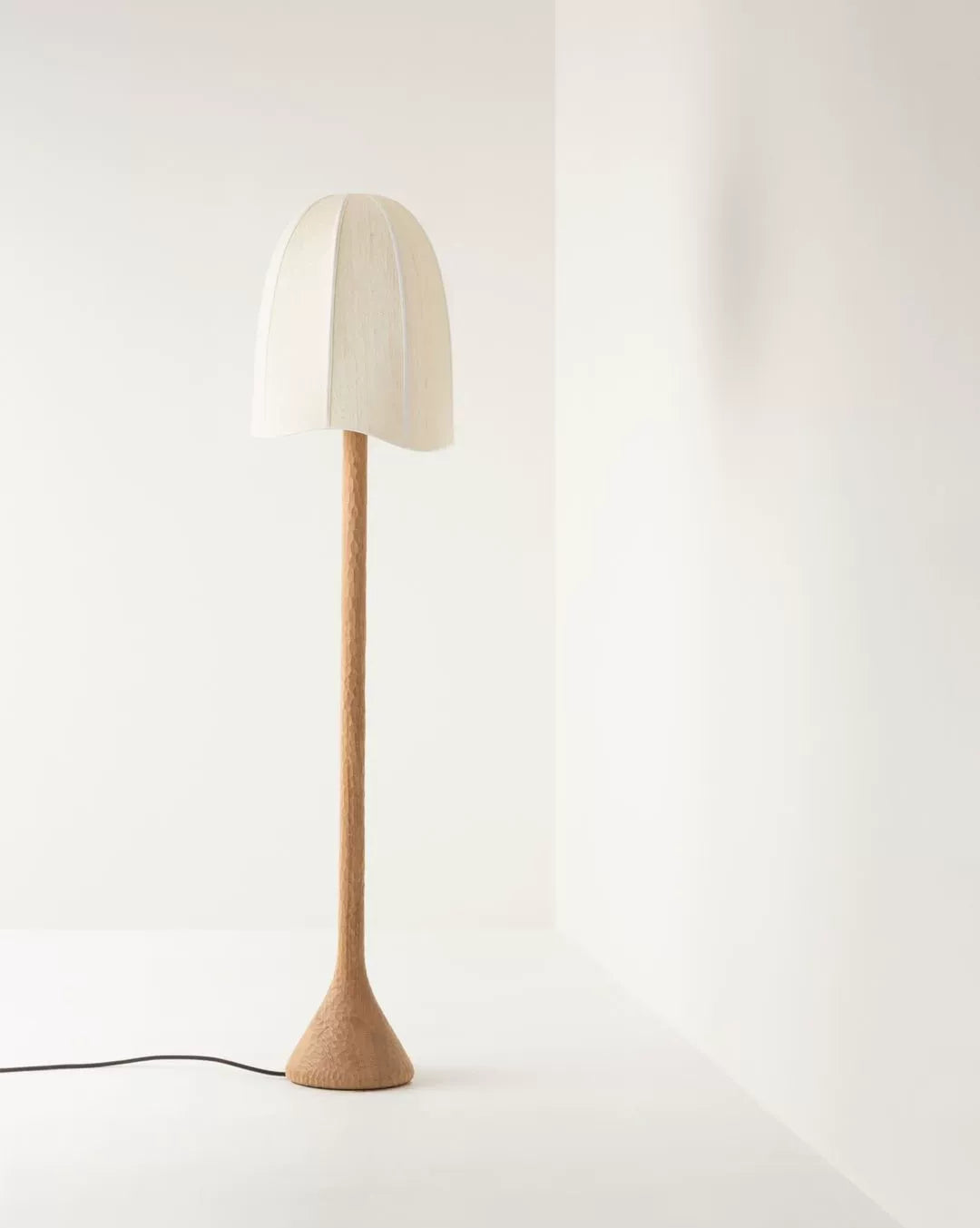 Strohhut-Stehlampe, Wabi-Windholz-Dekolampe, minimalistische, handgefertigte vertikale Nachttischlampe aus Seide 