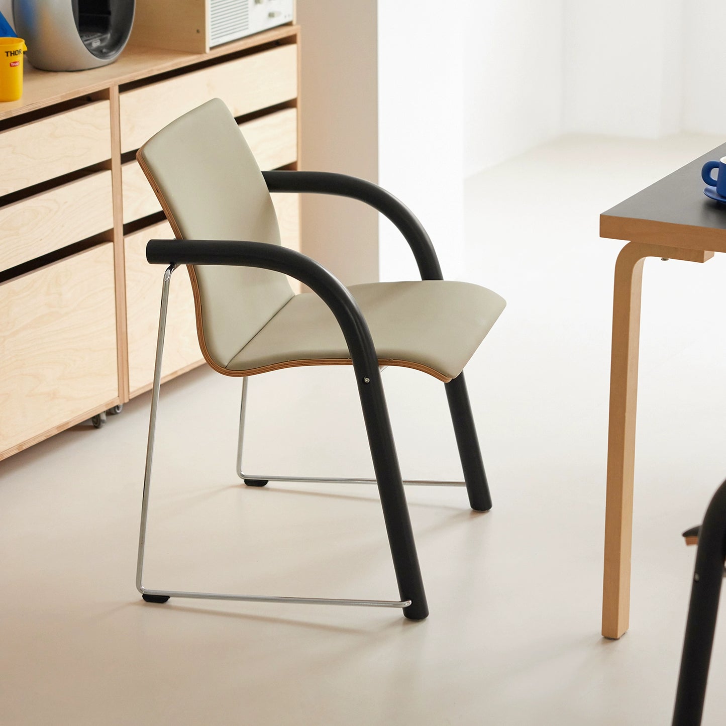 Nordic Retro Esszimmerstuhl Designer Light Luxury High-End-Stuhl Italienischer Verhandlungsstuhl Minimalistische Kreativität 