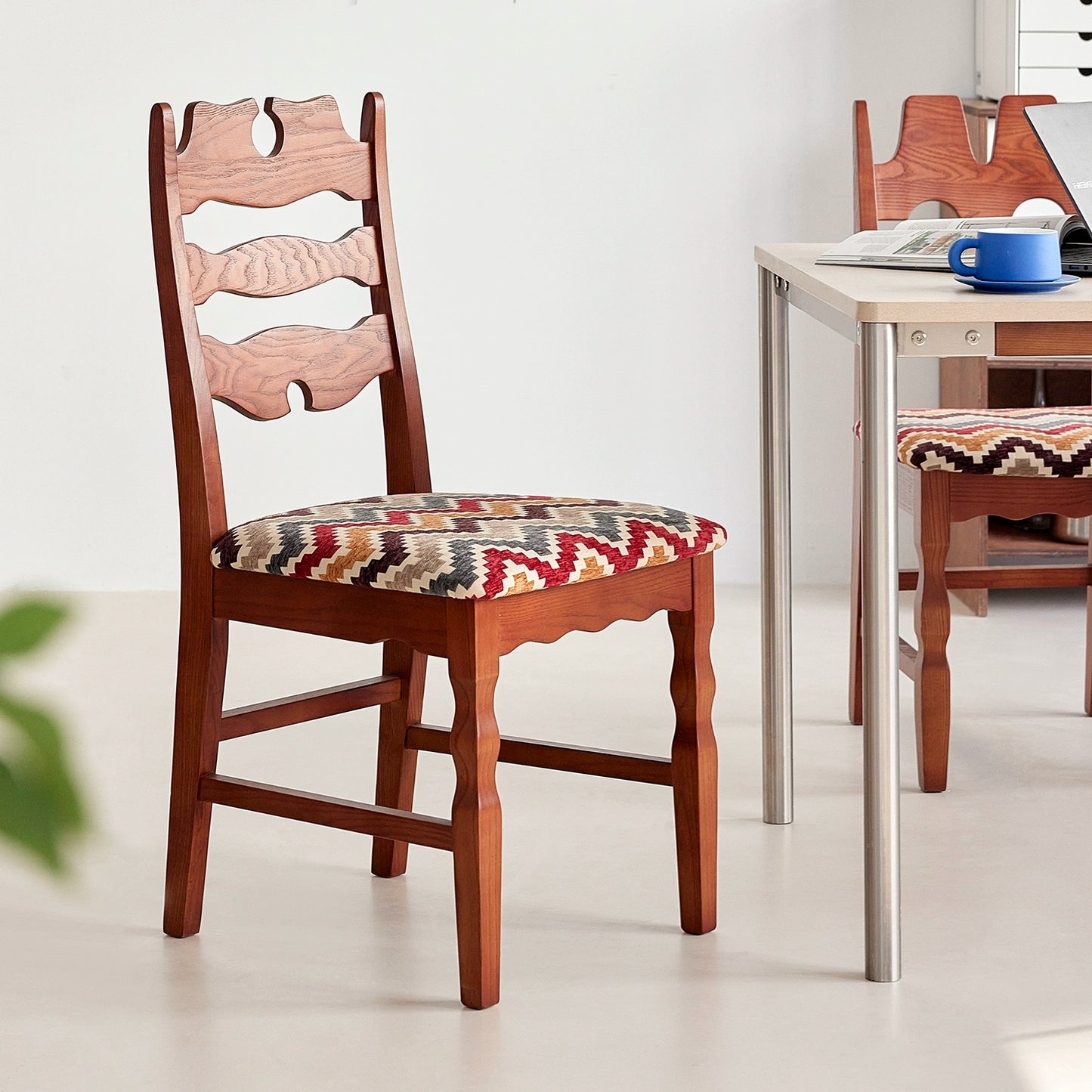 Mittelalterlicher Wabi-Sabi-Wind-Esszimmerstuhl, kreativer Designerstuhl, Haushalts-Massivholz-Rückenlehne, Meisterstuhl, künstlerischer Sinn 