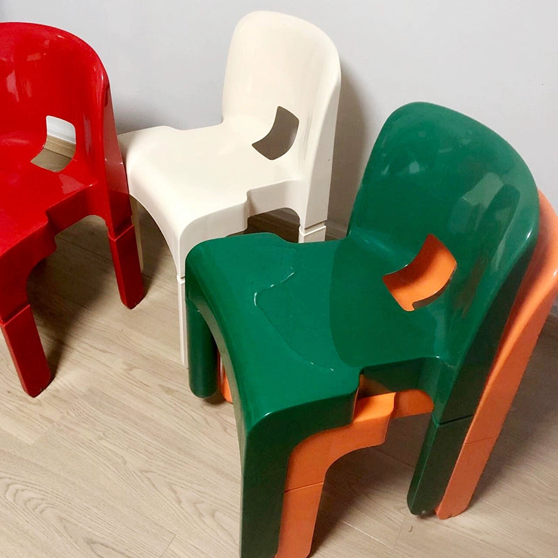 Mittelalterlicher Esszimmerstuhl aus Kunststoff, einfacher Designerstuhl aus Ins, kleine Wohnung, Heim, Freizeit, Rückenlehnenhocker 