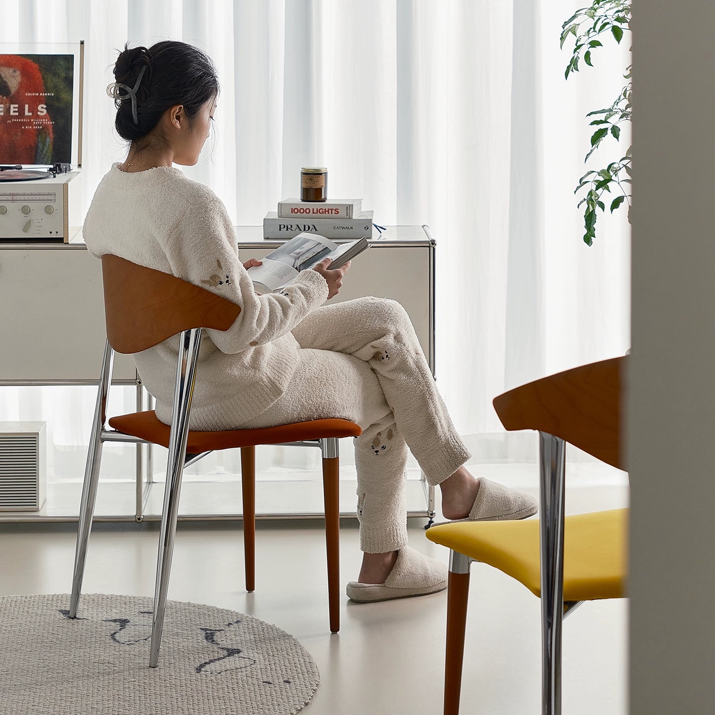 Mittelalterlicher Esszimmerstuhl, weiche Tasche, Esstischstuhl, leichter Luxus, hoher Sinn, Ins Popularback-Stuhl, Designer-Creme-Stil 