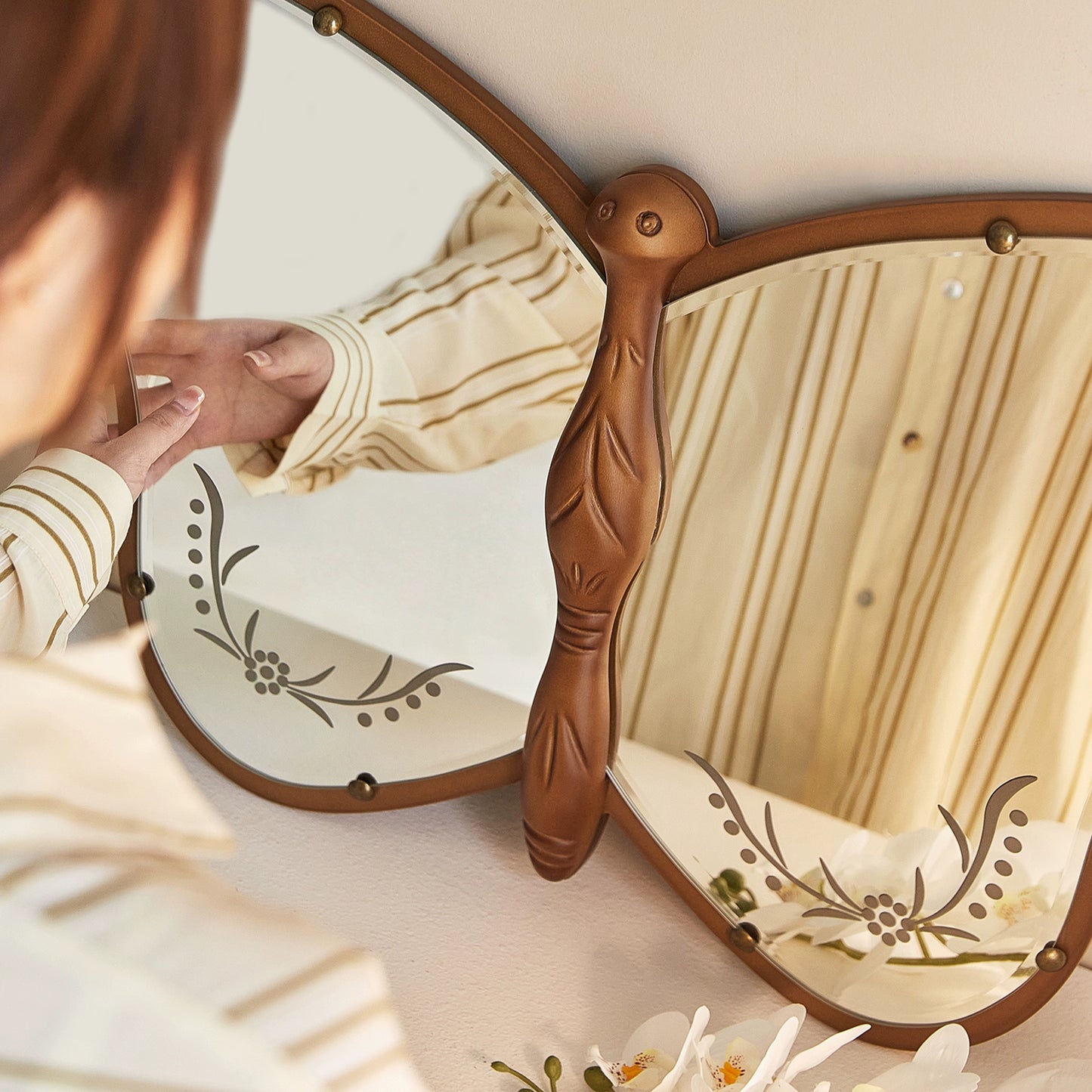 Schmetterlingsspiegel mittelalterlicher Massivholzspiegel handgeschnitzter französischer Kosmetikspiegel Halbkörperspiegel wandmontierter Enigma-Spiegel 