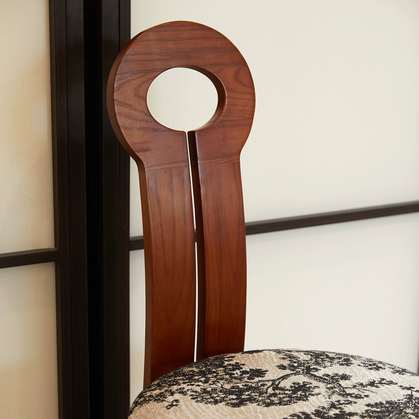 Mittelalterlicher Esszimmerstuhl aus Massivholz, bestickter Stuhl mit weicher Tasche, französischer Retro-Esszimmerstuhl für Cafés, Stuhl mit nordischer Rückenlehne 