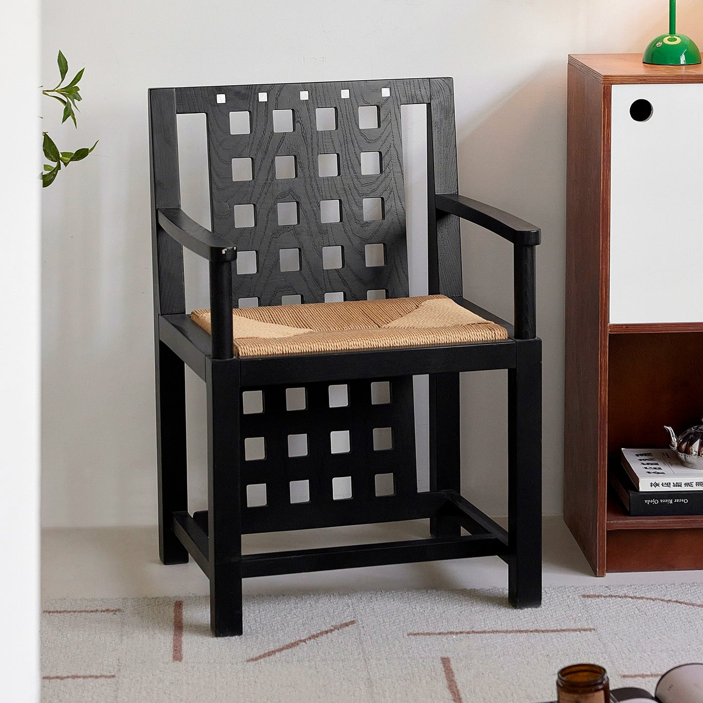 Retro-Esszimmerstuhl aus massivem Holz, mittelalterlicher Designerstuhl mit hoher Sinnlichkeit, geflochtener Seilrückenlehne, französischer Kreativstuhl 