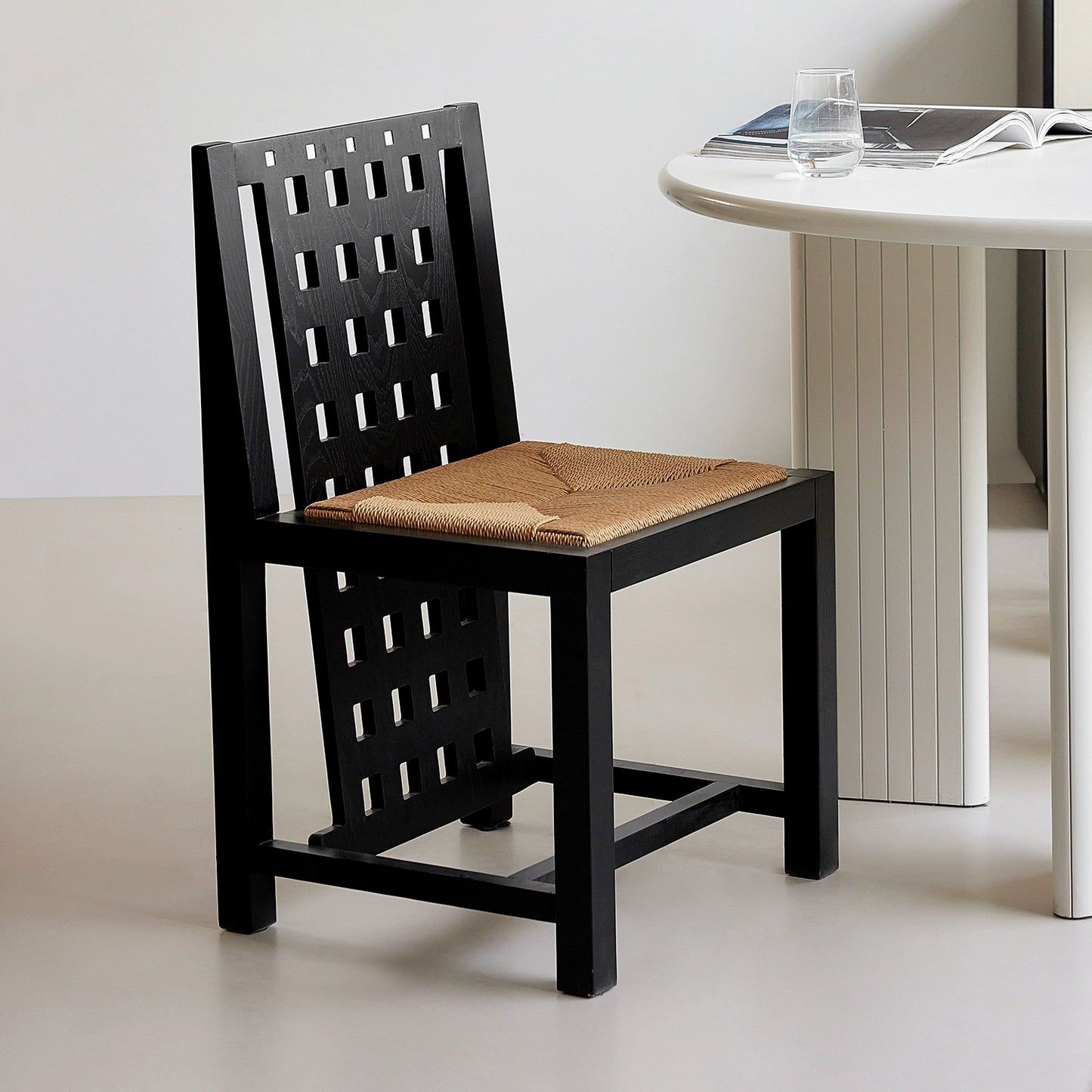 Retro-Esszimmerstuhl aus massivem Holz, mittelalterlicher Designerstuhl mit hoher Sinnlichkeit, geflochtener Seilrückenlehne, französischer Kreativstuhl 