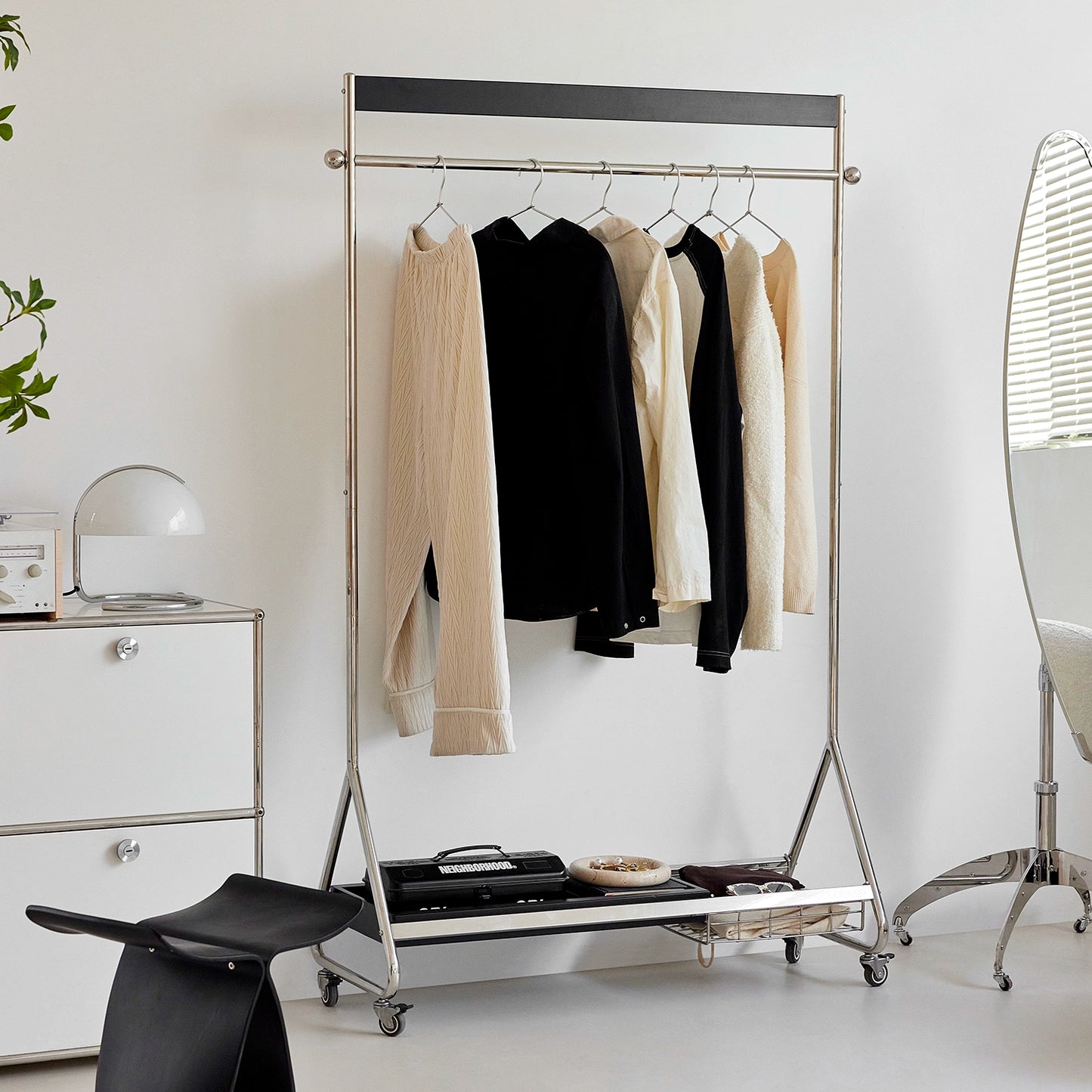 Mobile Garderobe Mittelalterlicher Kleiderbügel aus Massivholz Vom Boden bis zur Decke Schlafzimmer-Aufbewahrungsbügel Kreativer leichter Luxus 