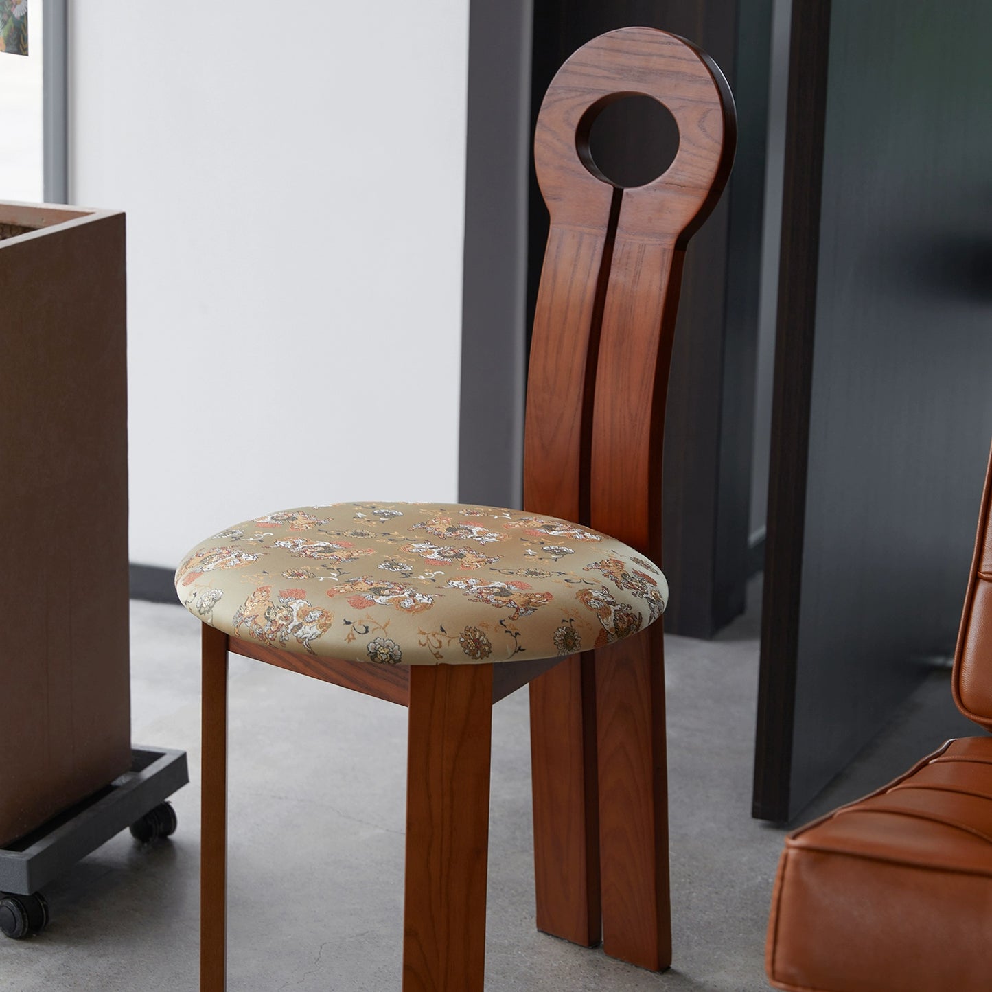 Mittelalterlicher Esszimmerstuhl aus Massivholz, bestickter Stuhl mit weicher Tasche, französischer Retro-Esszimmerstuhl für Cafés, Stuhl mit nordischer Rückenlehne 