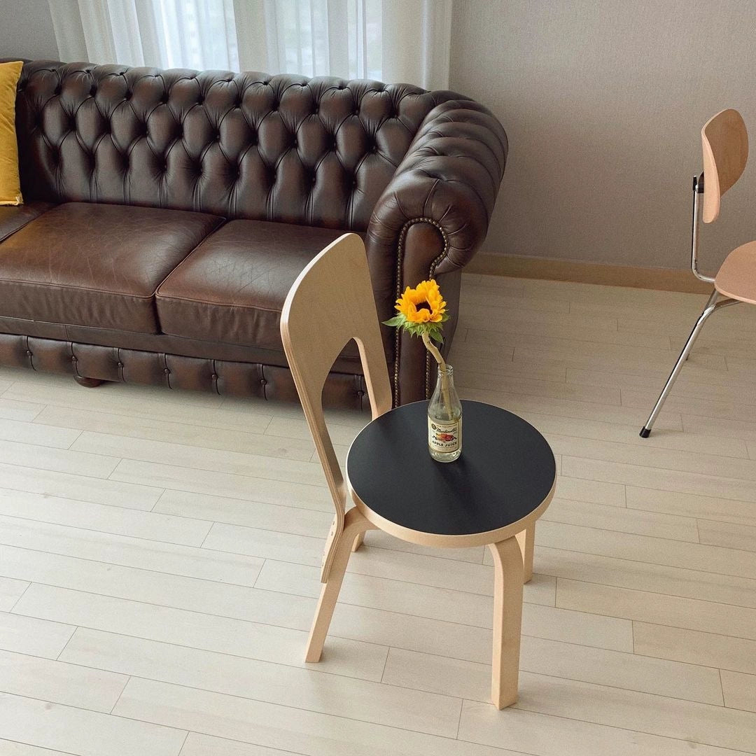 Mittelalterlicher Esszimmerstuhl aus Massivholz von Artek, einfacher kleiner Apartmentstuhl, klassischer Hocker mit Rückenlehne 