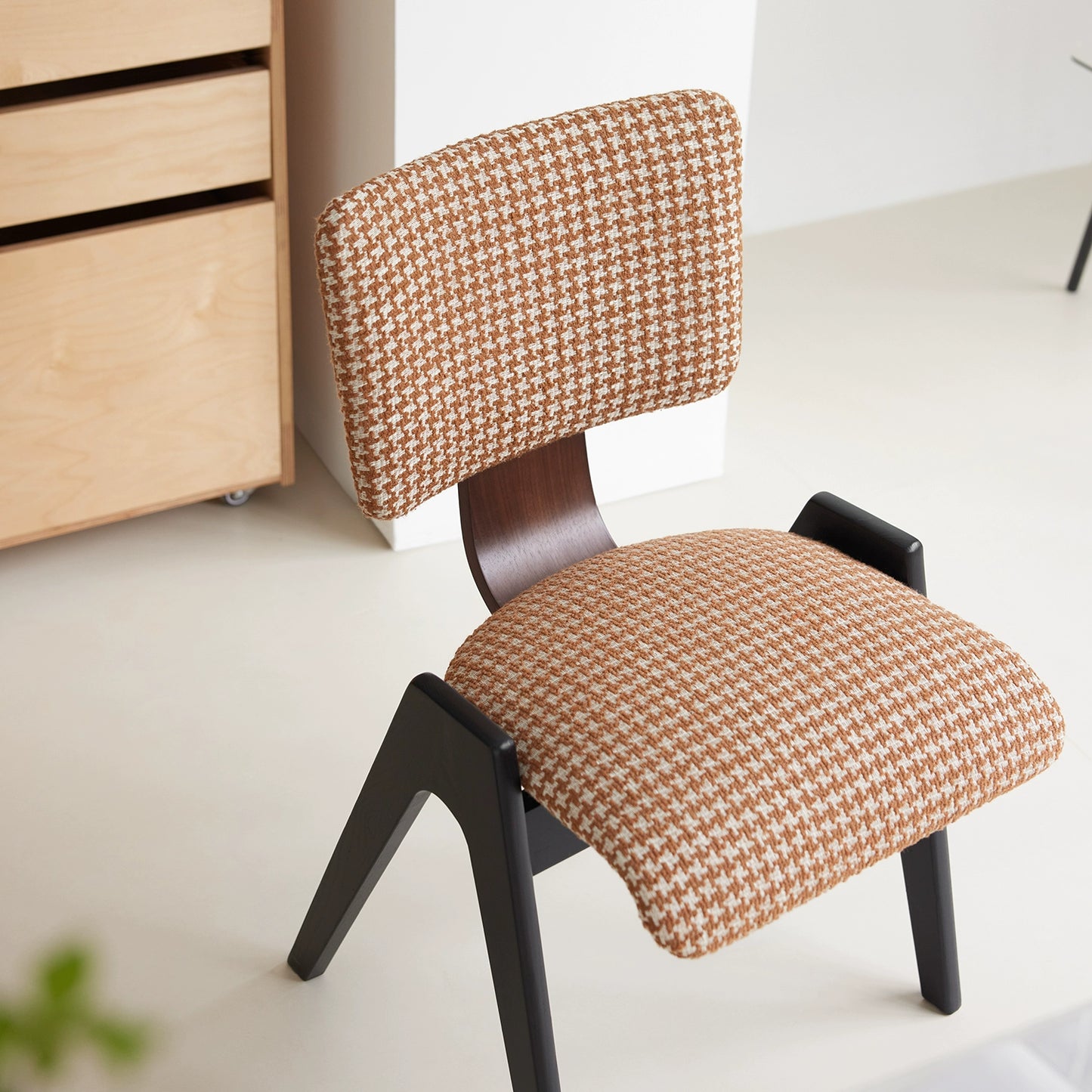 Retro-Esszimmerstuhl aus massivem Holz mit tausend Vogelgittern, weicher Tasche, Freizeitstuhl, leichter Luxus-Café-Stuhl mit kreativer Rückenlehne 