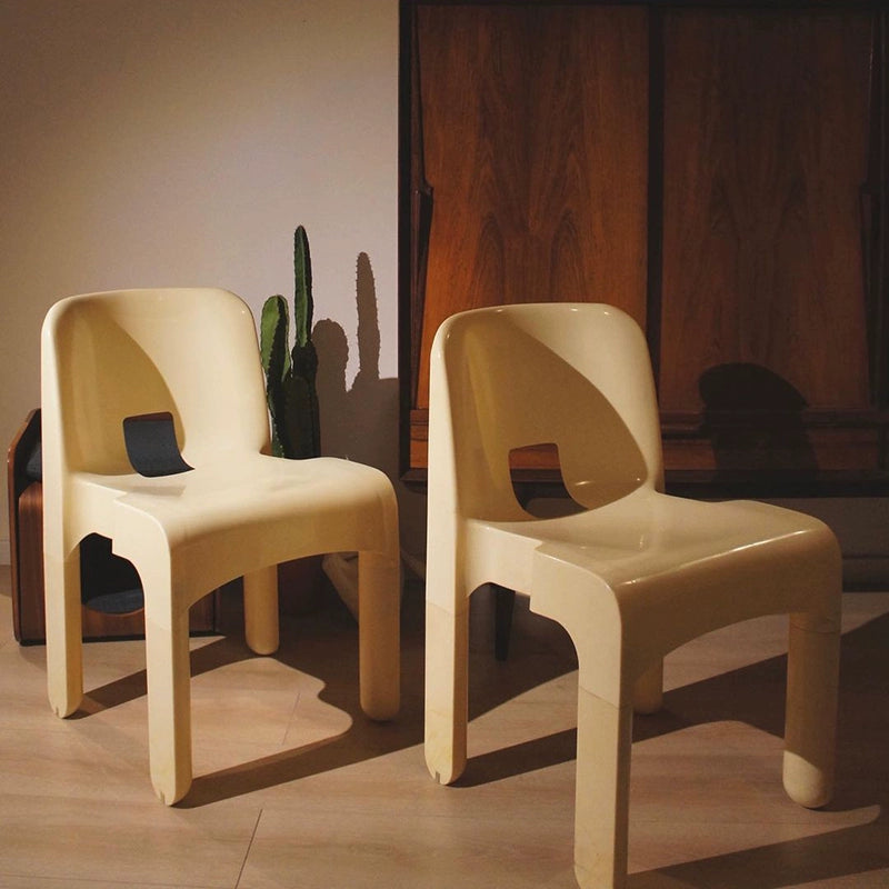 Mittelalterlicher Esszimmerstuhl aus Kunststoff, einfacher Designerstuhl aus Ins, kleine Wohnung, Heim, Freizeit, Rückenlehnenhocker 