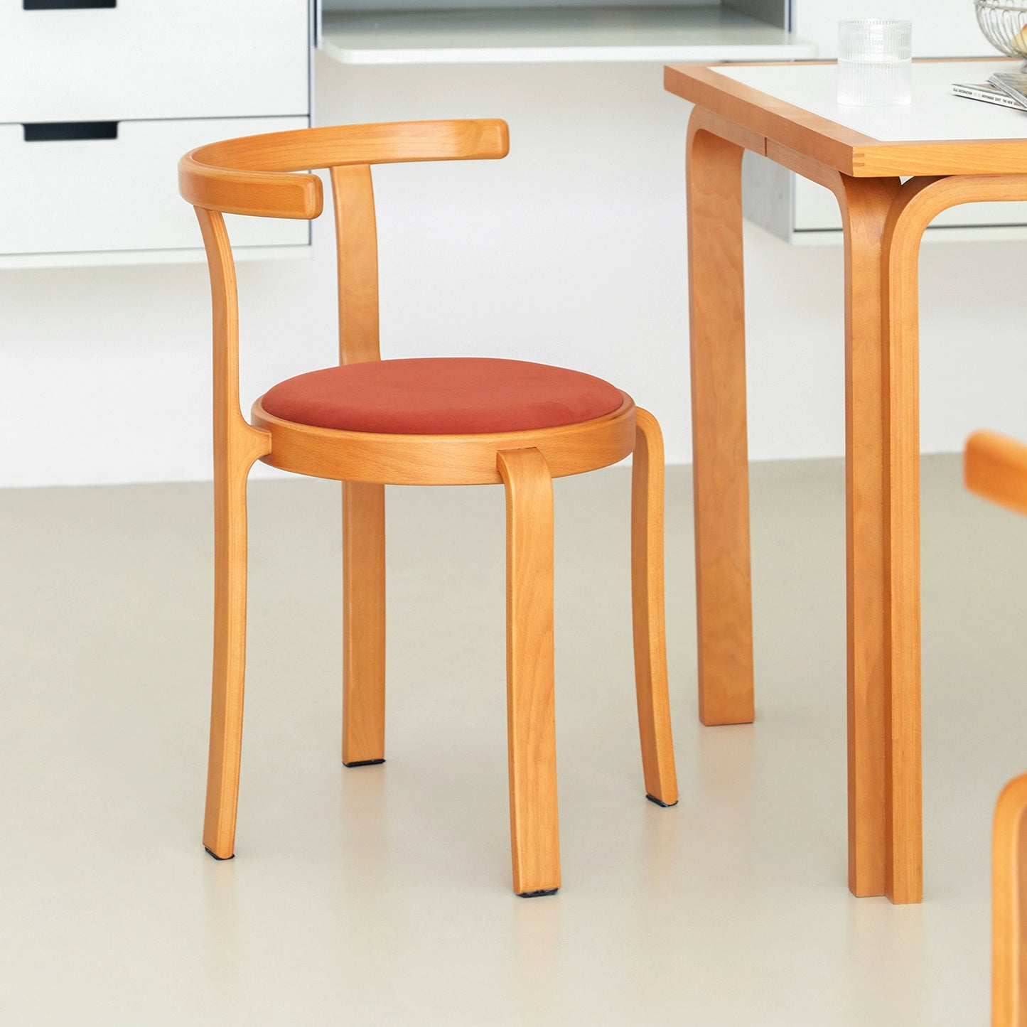 Mittelalterlicher Designer-Esszimmerstuhl aus Massivholz, stapelbarer Esszimmerstuhl für den Haushalt, kleine Wohnung, Rückenlehne, Esstisch und Stuhl 