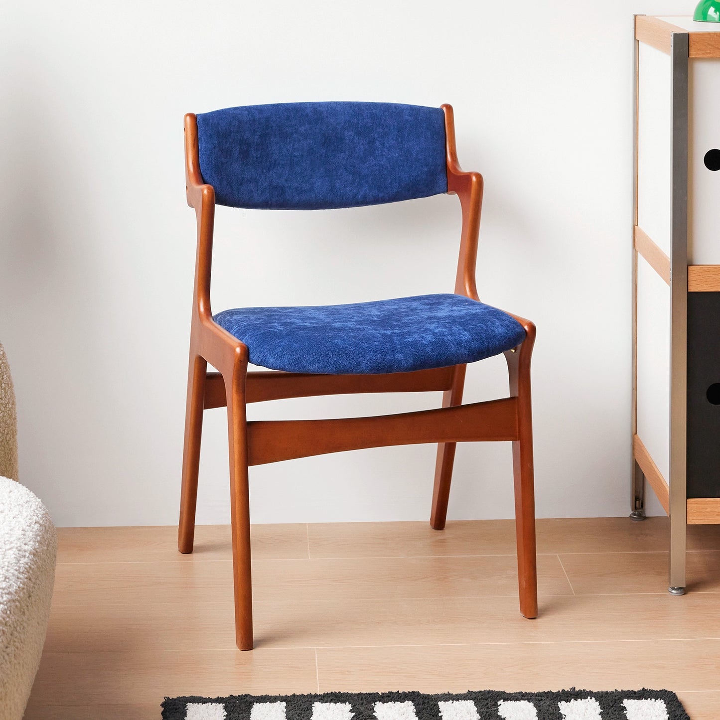 Mittelalterlicher Esszimmerstuhl aus Massivholz, nordischer Retro-Designerstuhl mit weicher Rückenlehne, lässiger Schreibtischstuhl 