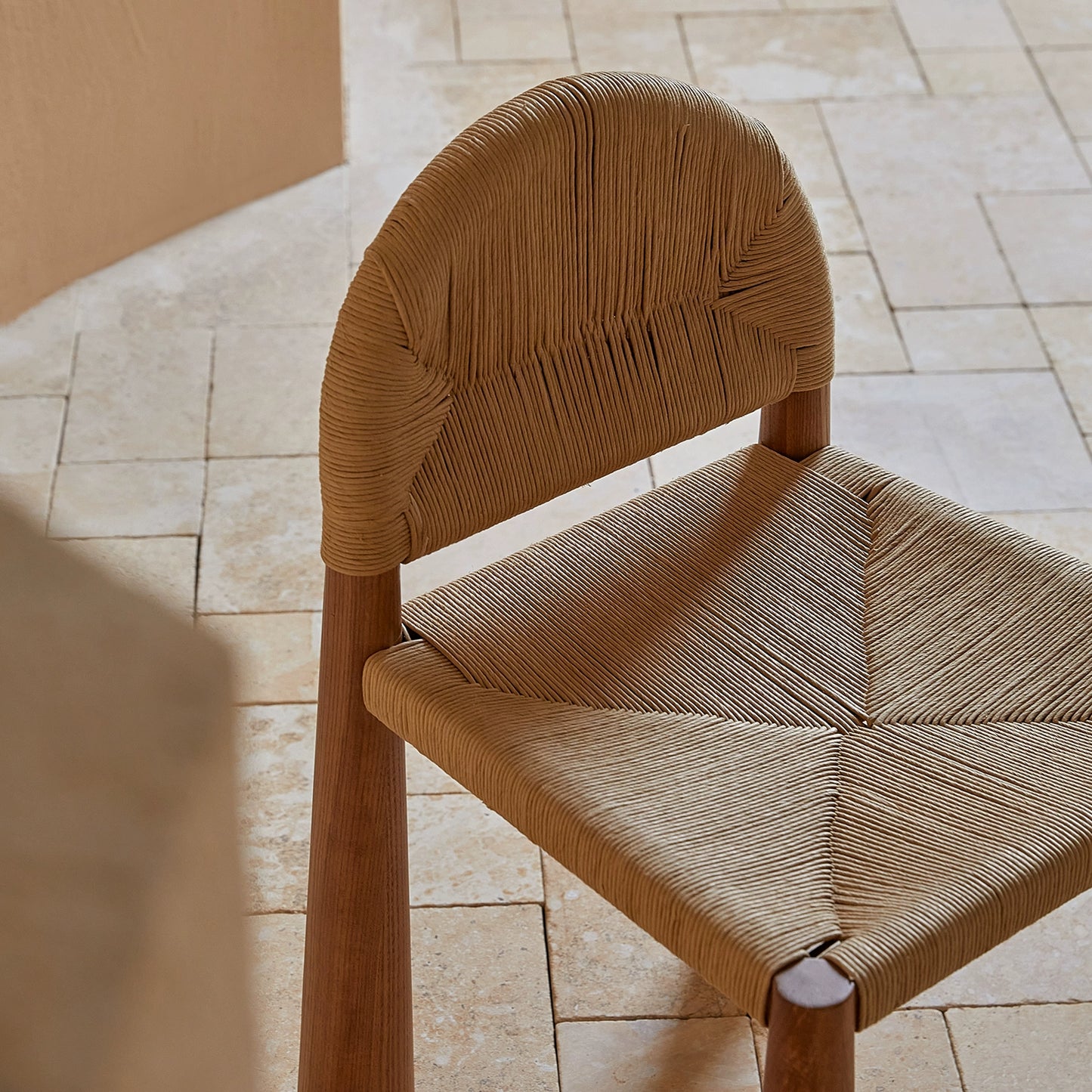 Strohseil gewebter Stuhl, mittelalterlicher Esszimmerstuhl aus Massivholz, Wabi-Wind-Hocker, Rückenlehne, Designer-Kreativität 