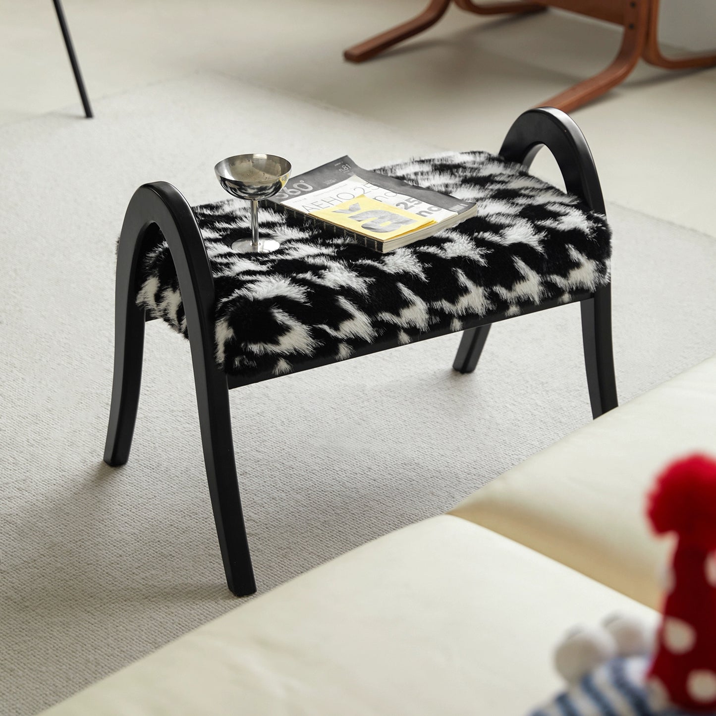 Schuhwechselhocker aus Nerz, niedriger Haushaltshocker aus Massivholz, kleiner Designerhocker im mittelalterlichen Stil, leichtes Luxus-High-End-Pedal 