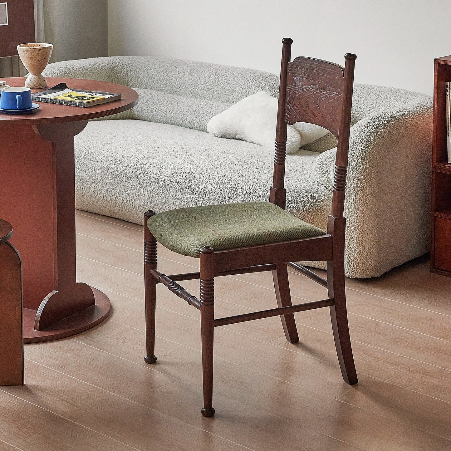 Französischer Retro-Esszimmerstuhl, kreativer Designerstuhl, leichter Luxus, hochwertiger Stuhl mit massiver Holzlehne, für Cafés