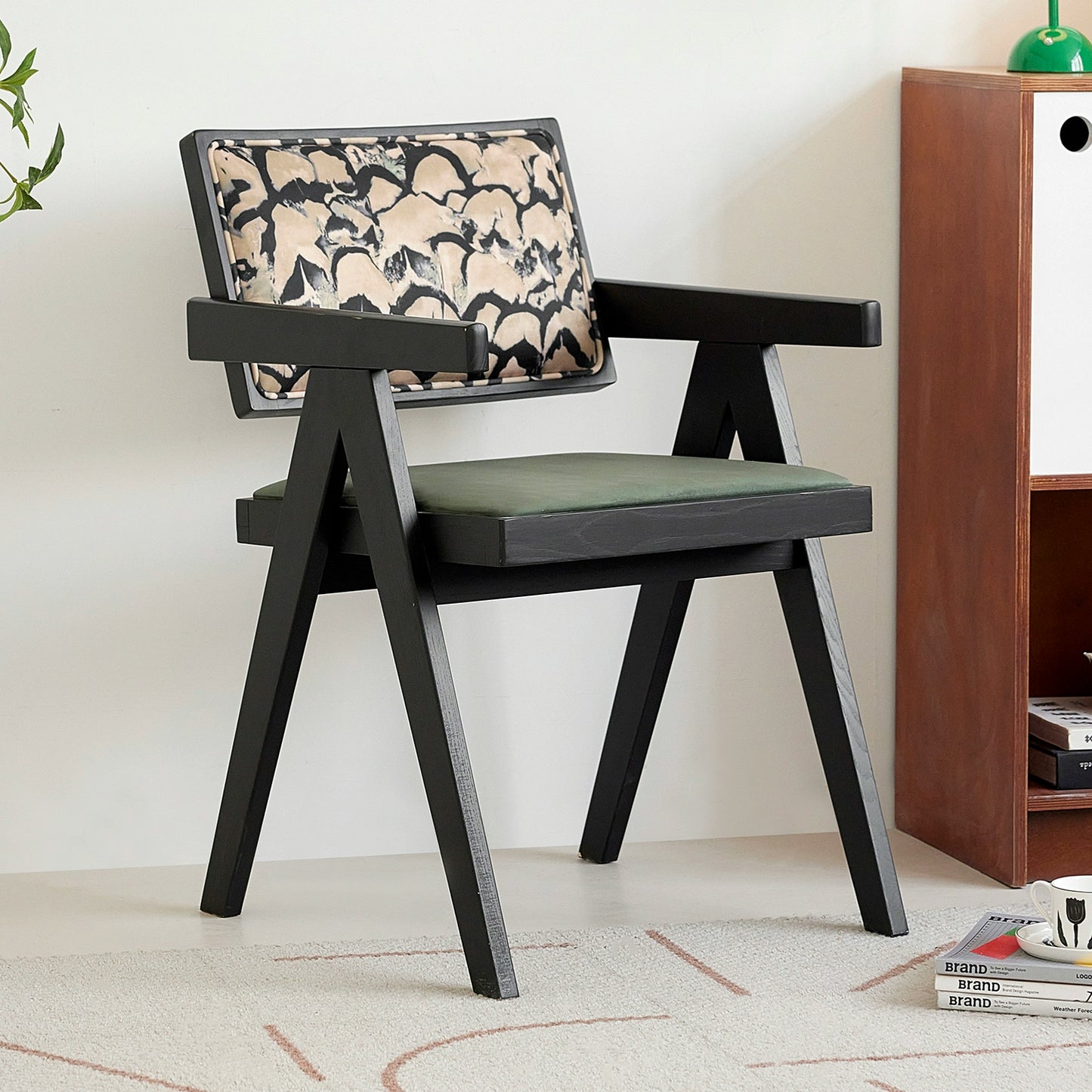 Chandigarh Stuhl Französischer Retro-Esszimmerstuhl aus Massivholz Mittelalterlicher Designerstuhl für Zuhause mit Rückenlehne und Armlehne 