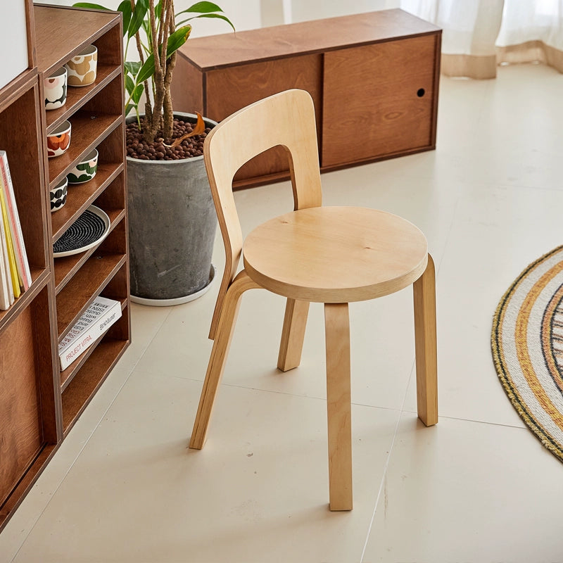 Mittelalterlicher Esszimmerstuhl aus Massivholz von Artek, einfacher kleiner Apartmentstuhl, klassischer Hocker mit Rückenlehne 