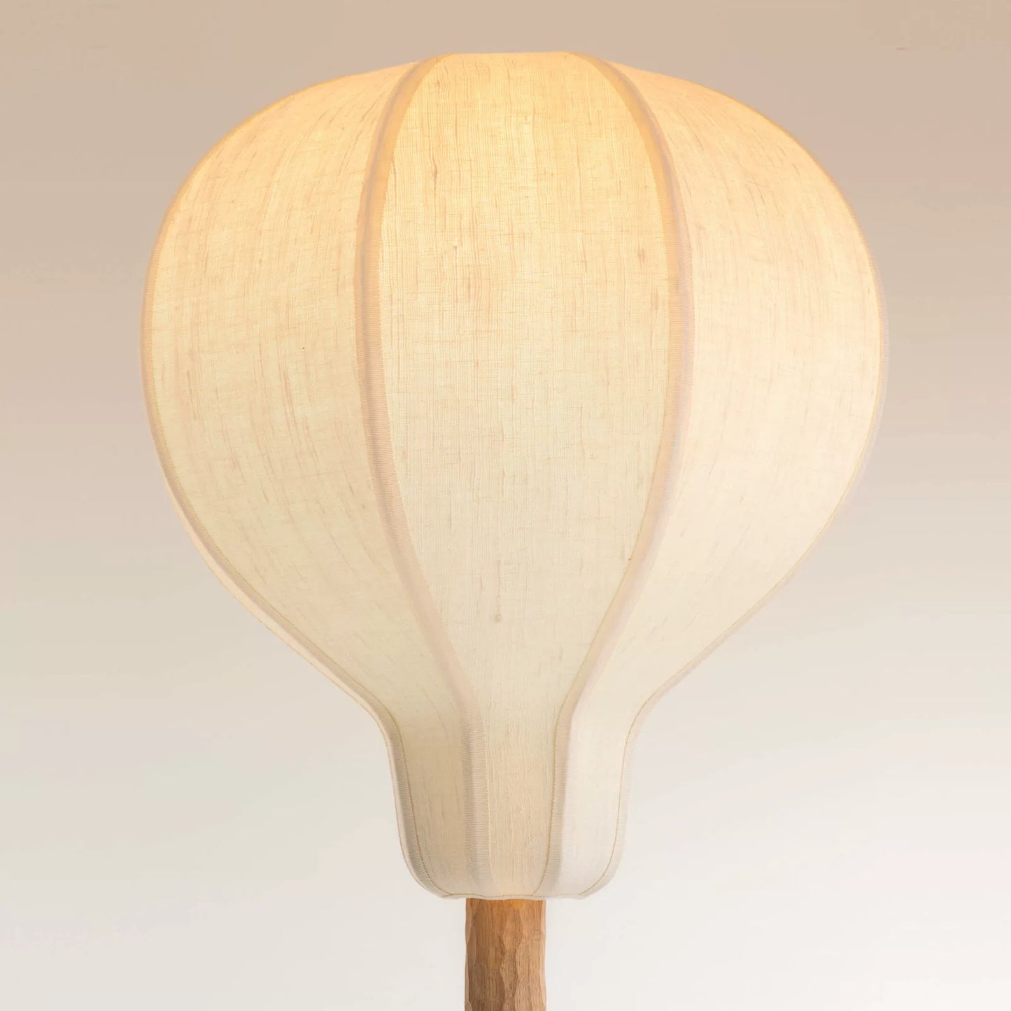 Strohhut-Stehlampe, Wabi-Windholz-Dekolampe, minimalistische, handgefertigte vertikale Nachttischlampe aus Seide 