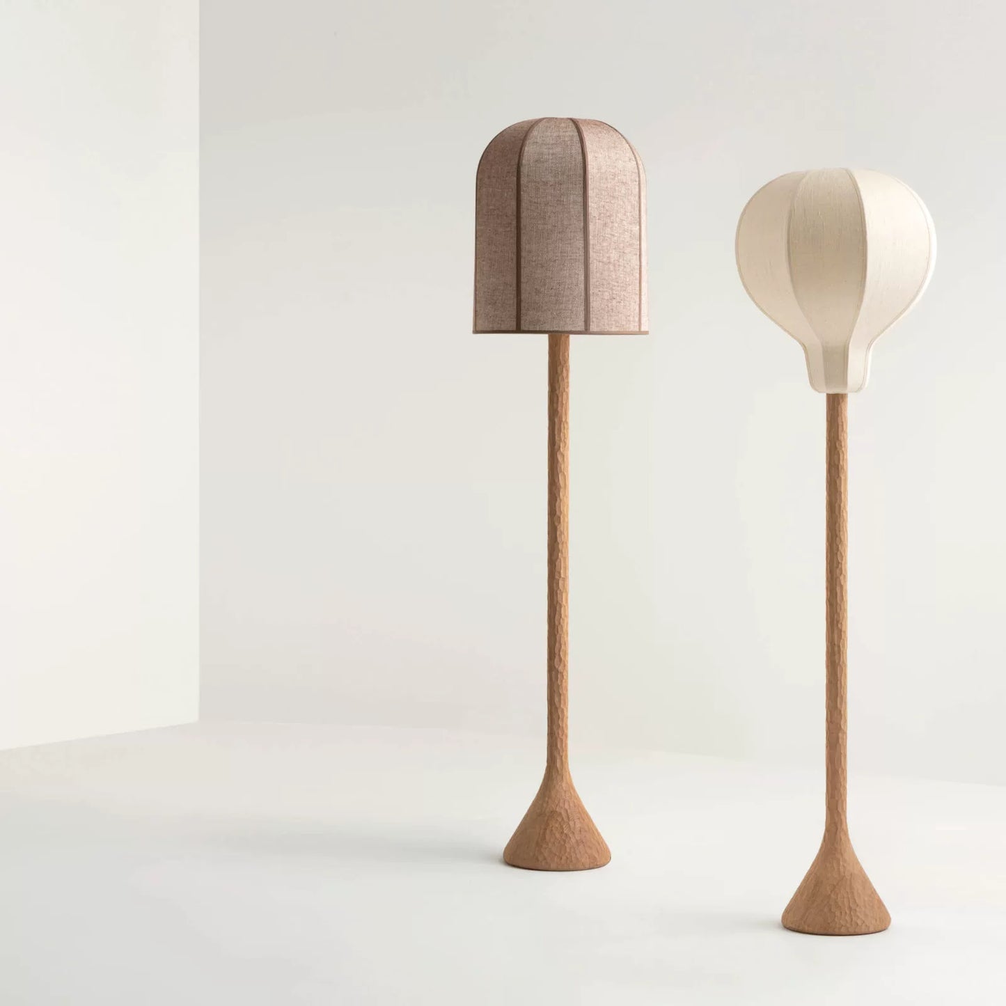 Strohhut-Stehlampe, Wabi-Windholz-Dekolampe, minimalistische, handgefertigte vertikale Nachttischlampe aus Seide 