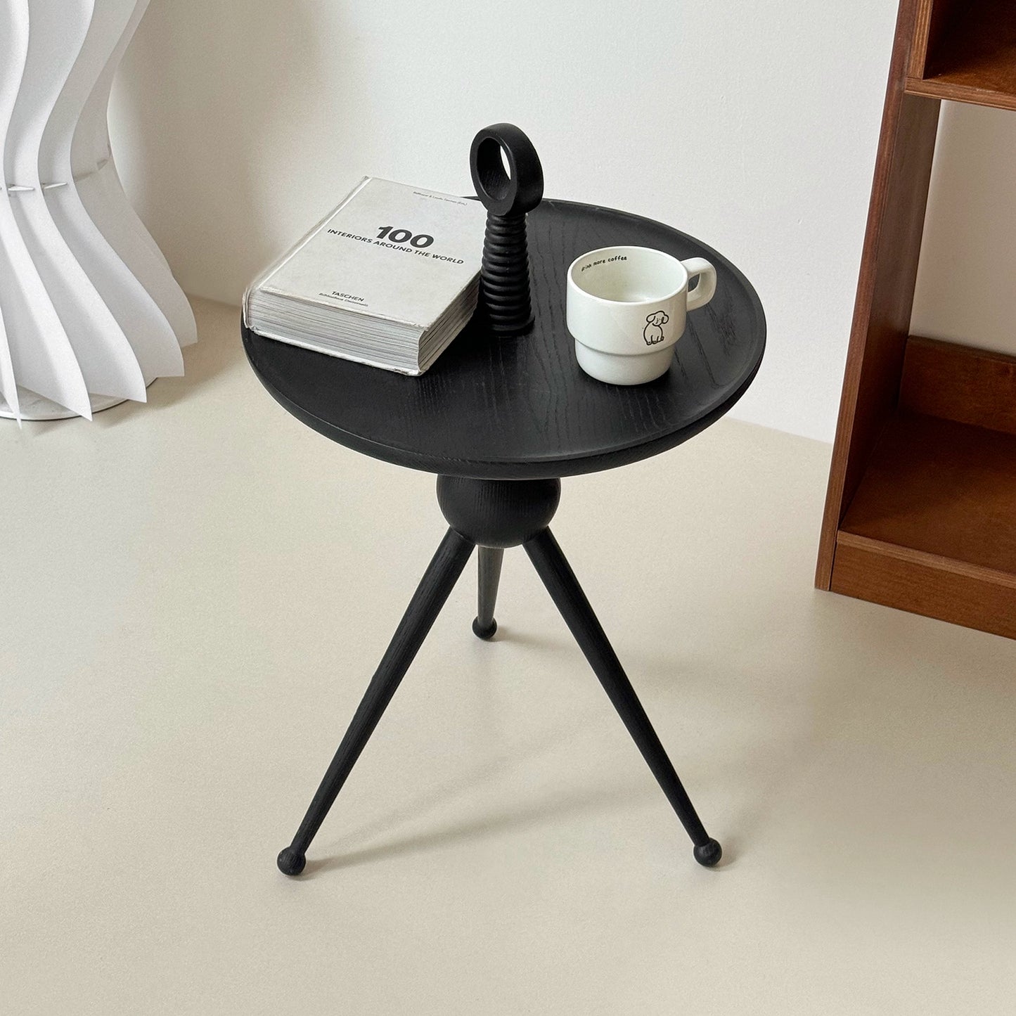 Sofakante aus Massivholz, wenige Wabi-Sabi-Windregale im japanischen Stil, kleine Wohnung, leichte Luxusecke, wenige Designer-Kreativität 