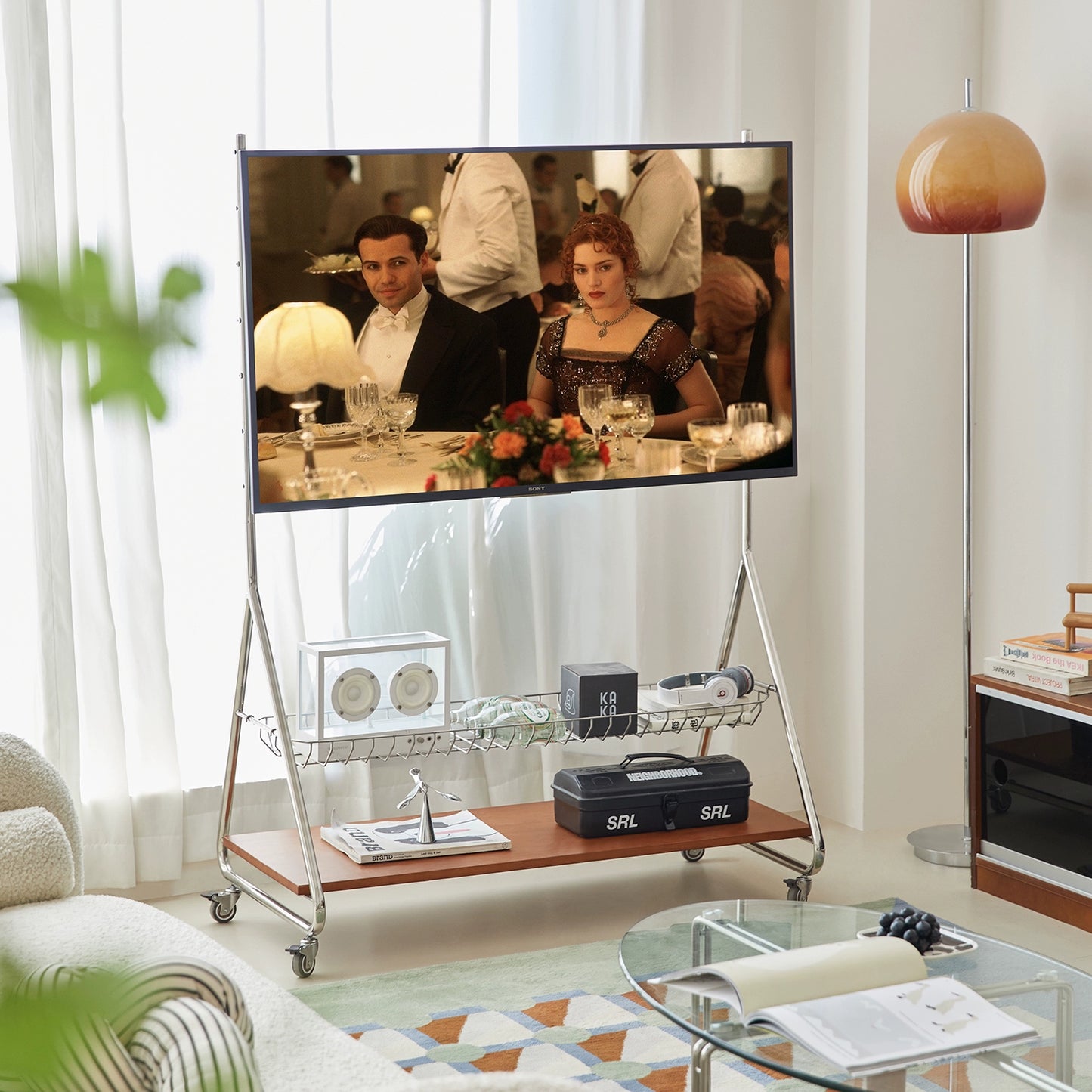 Retro-Designer-TV-Ständer, abnehmbarer nordischer Boden-TV-Ständer, kleine Wohnung mit Strom 