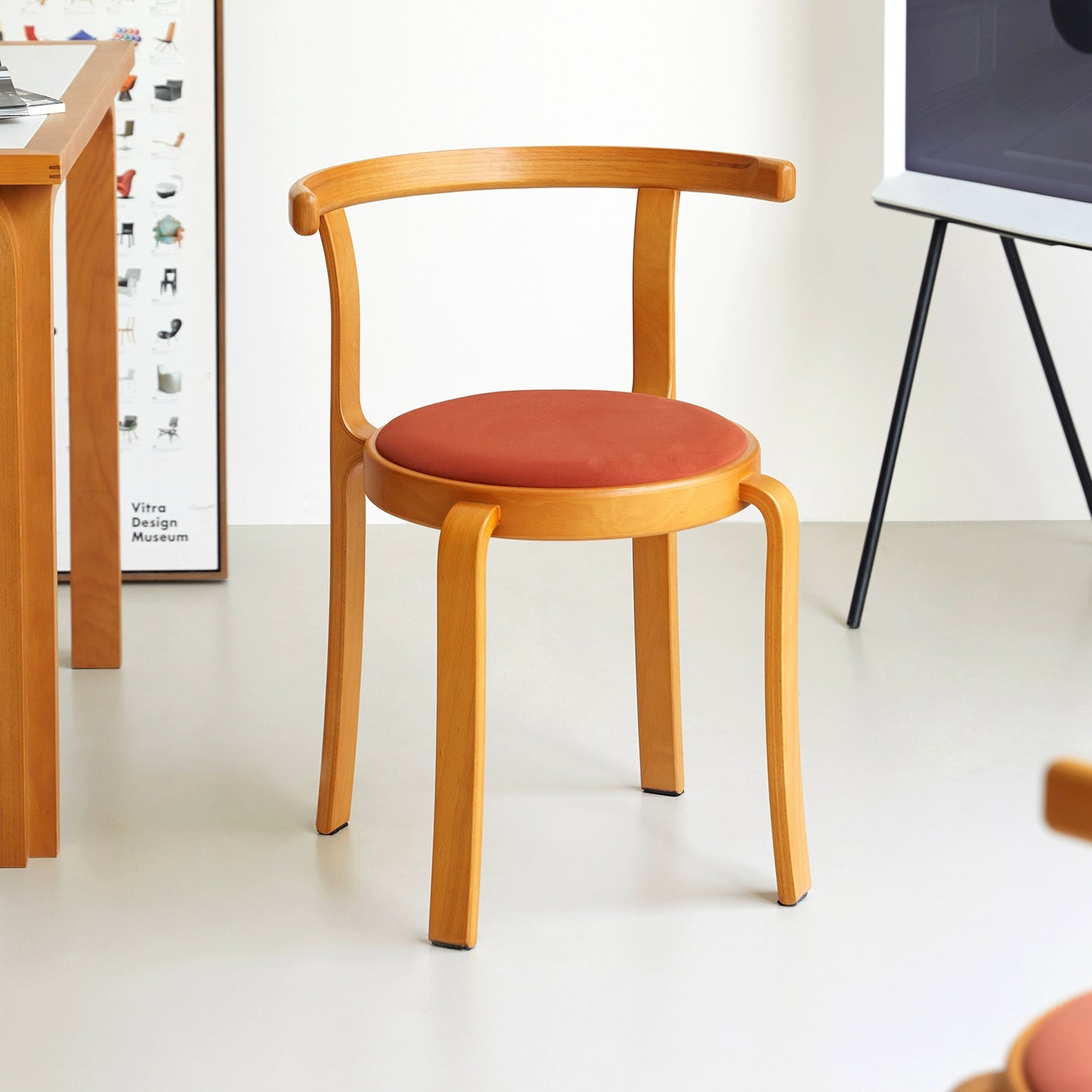 Mittelalterlicher Designer-Esszimmerstuhl aus Massivholz, stapelbarer Esszimmerstuhl für den Haushalt, kleine Wohnung, Rückenlehne, Esstisch und Stuhl 