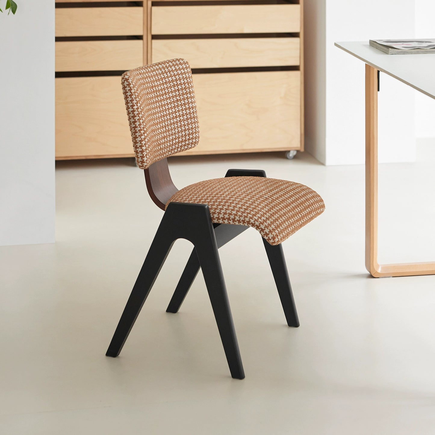 Retro-Esszimmerstuhl aus massivem Holz mit tausend Vogelgittern, weicher Tasche, Freizeitstuhl, leichter Luxus-Café-Stuhl mit kreativer Rückenlehne 