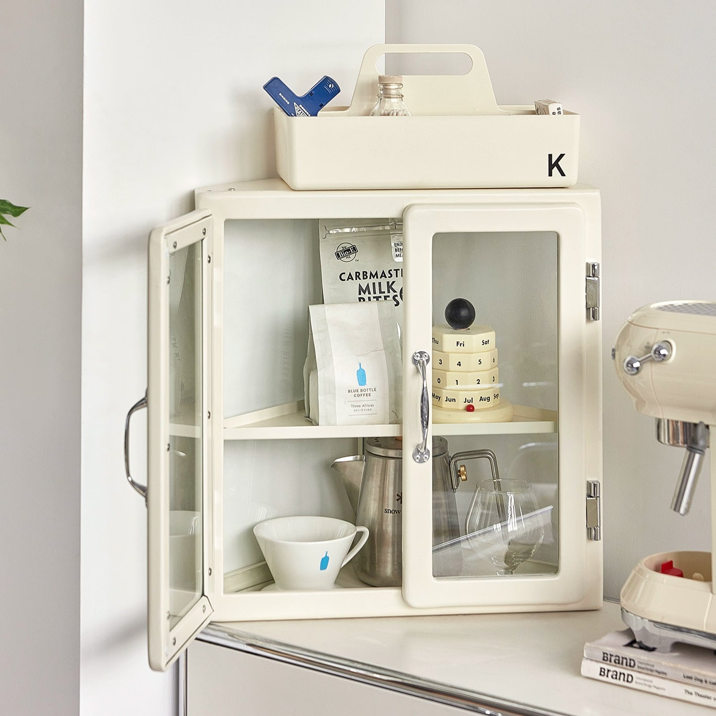 Desktop-Aufbewahrungsschrank Japanischer Retro-Metall-Dreiecksschrank Eckfigur Glas-Präsentationsständer 