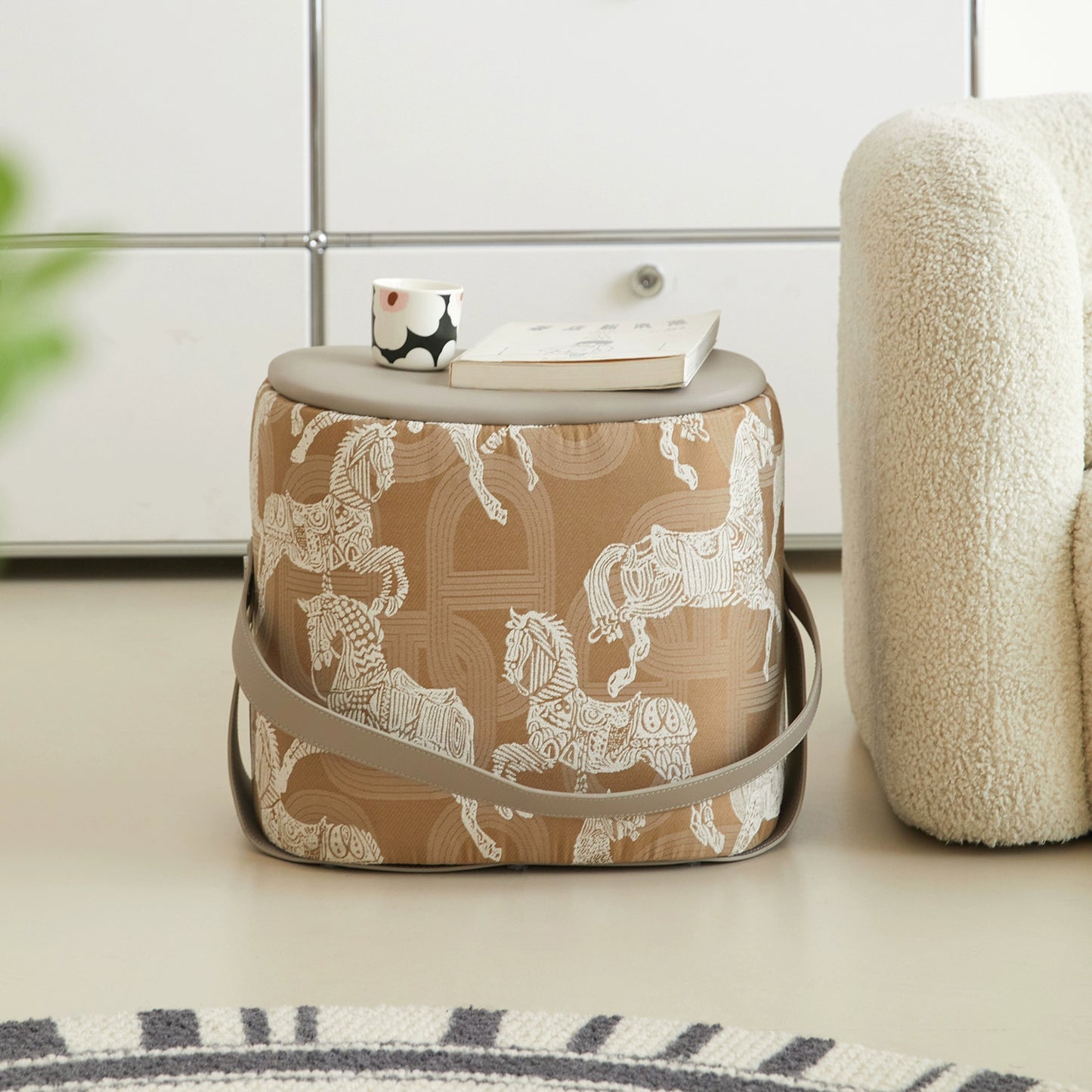 Königlicher Hufeisen-Wickelhocker, kleiner Hocker für das Wohnzimmer, hoher Sinn, leichter Luxus, Handtragesitz, niedriger Hocker 