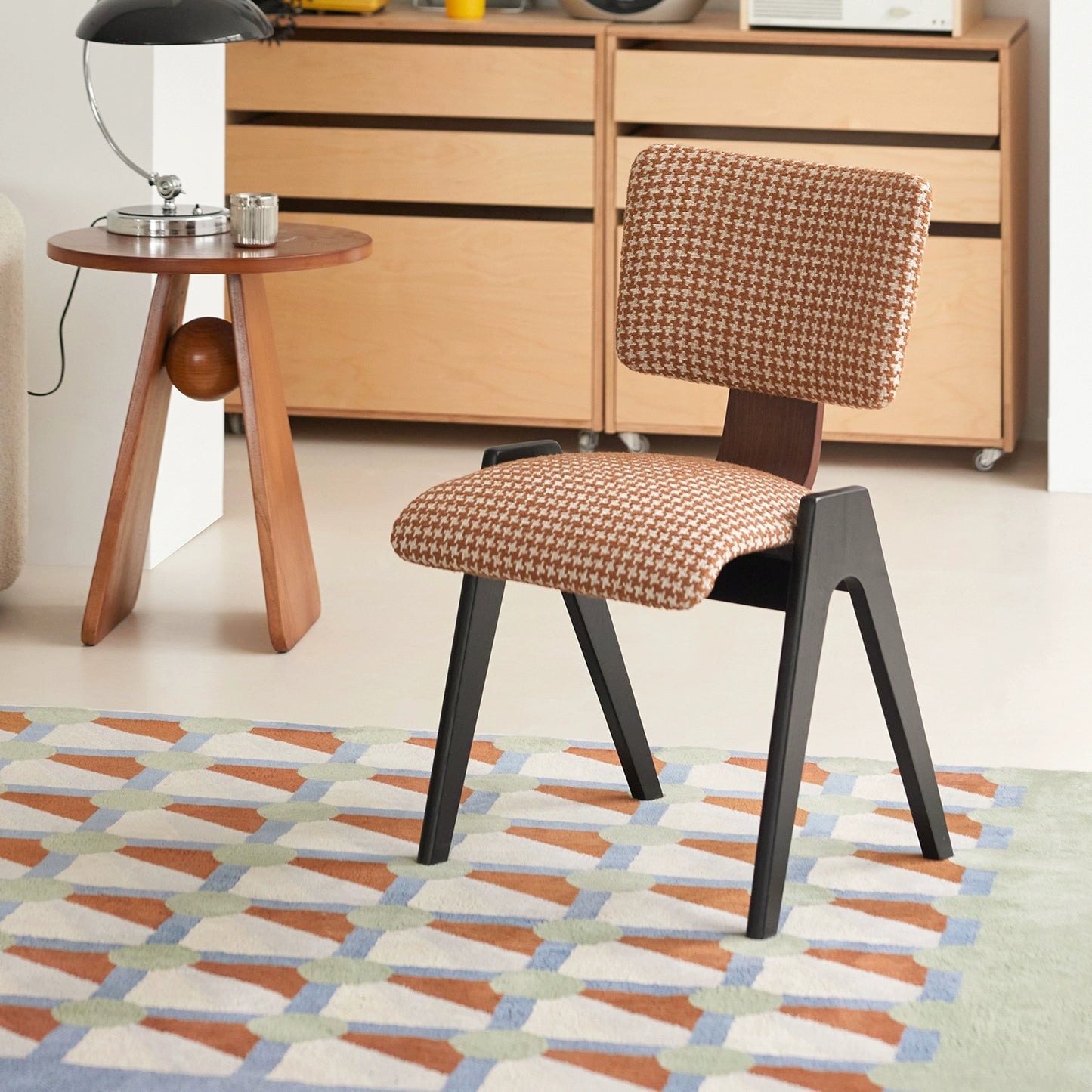 Retro-Esszimmerstuhl aus massivem Holz mit tausend Vogelgittern, weicher Tasche, Freizeitstuhl, leichter Luxus-Café-Stuhl mit kreativer Rückenlehne 