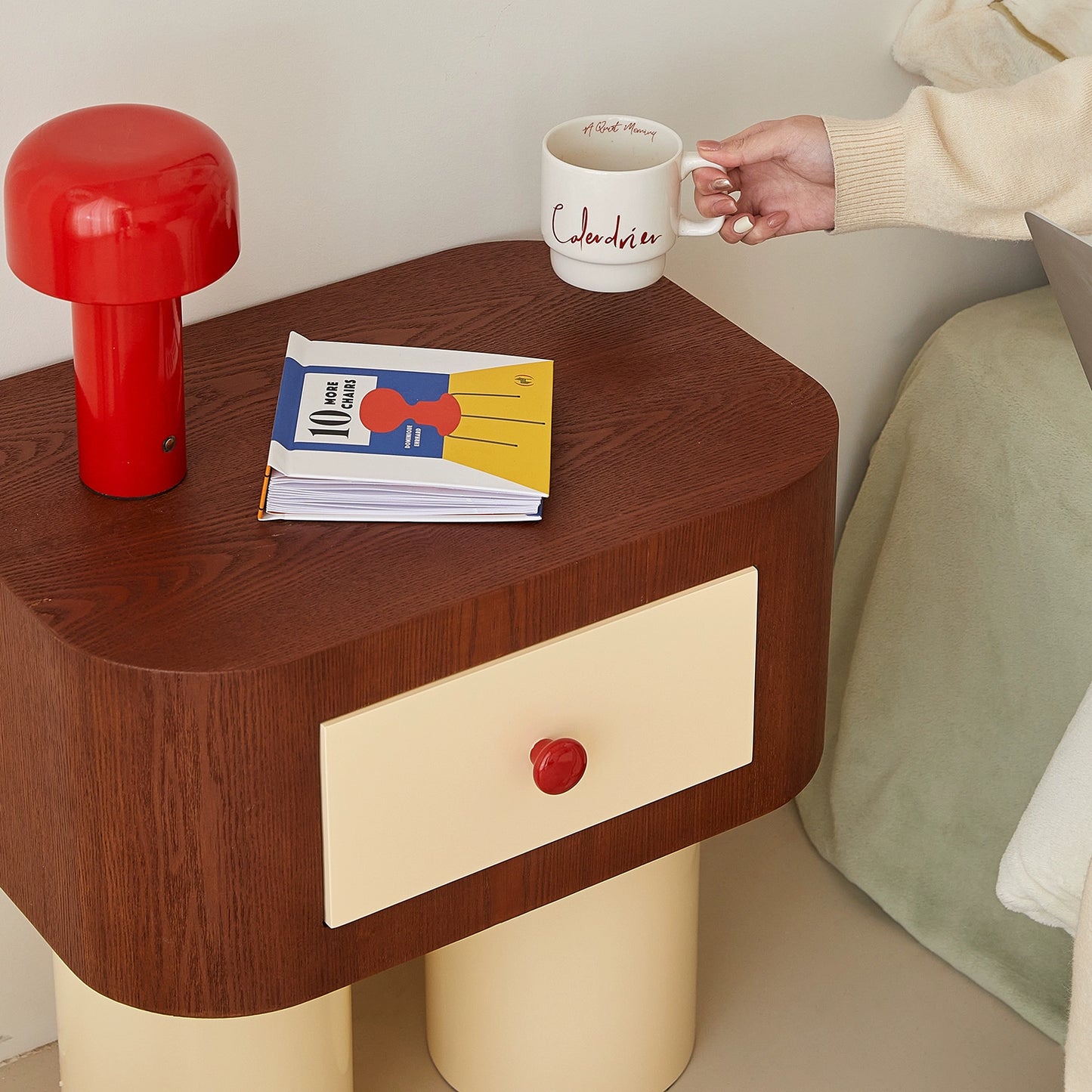 Cremefarbener Wind-Nachttisch, kreativer Nachttisch für Kinderzimmer, mittelalterlicher kleiner schmaler Schrank, niedlicher Lagerschrank 