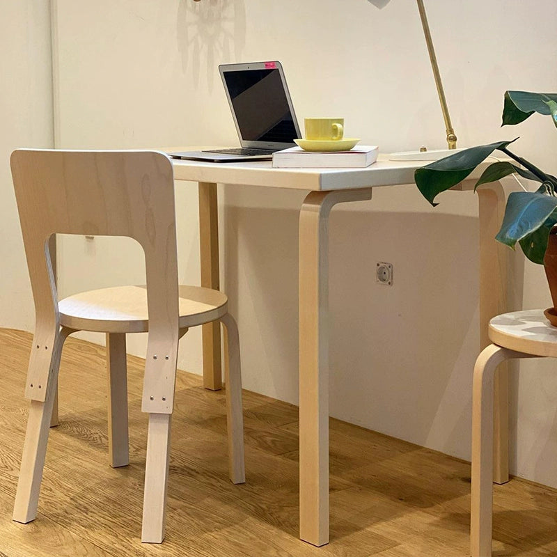 Mittelalterlicher Esszimmerstuhl aus Massivholz von Artek, einfacher kleiner Apartmentstuhl, klassischer Hocker mit Rückenlehne 