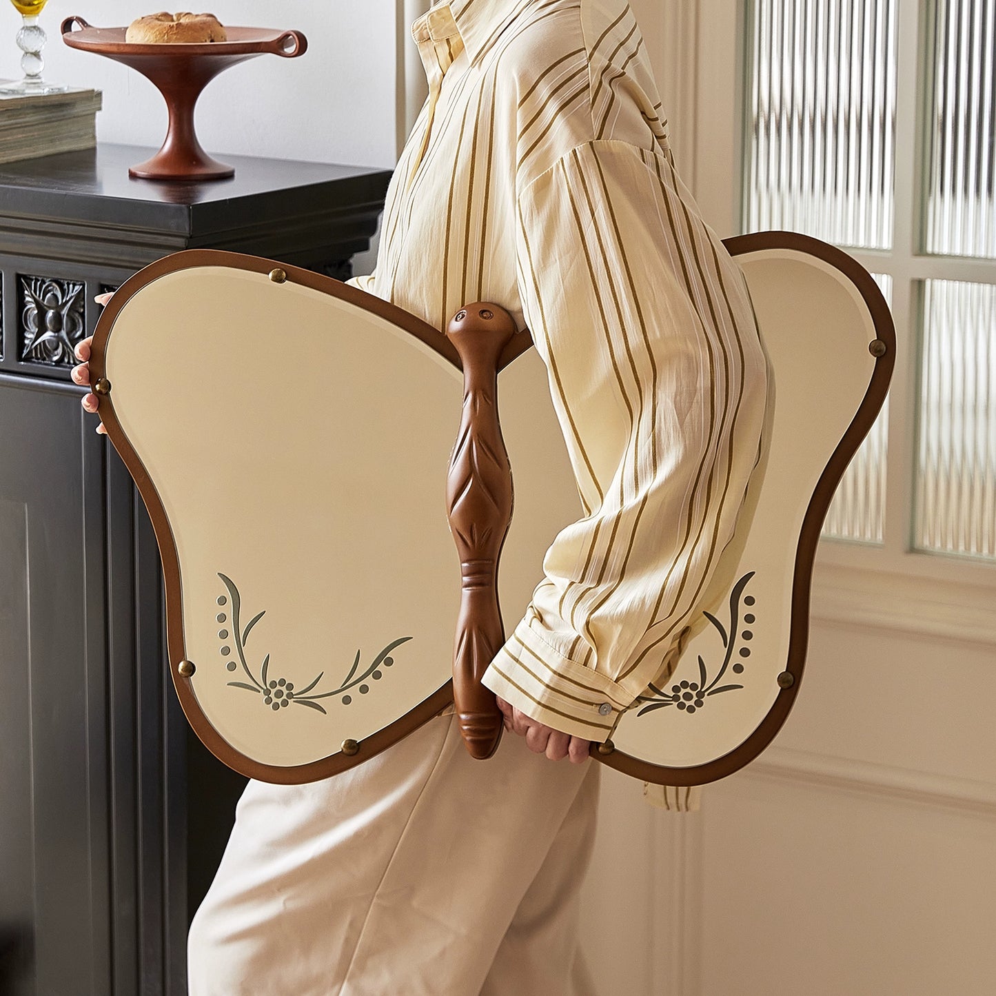 Schmetterlingsspiegel mittelalterlicher Massivholzspiegel handgeschnitzter französischer Kosmetikspiegel Halbkörperspiegel wandmontierter Enigma-Spiegel 