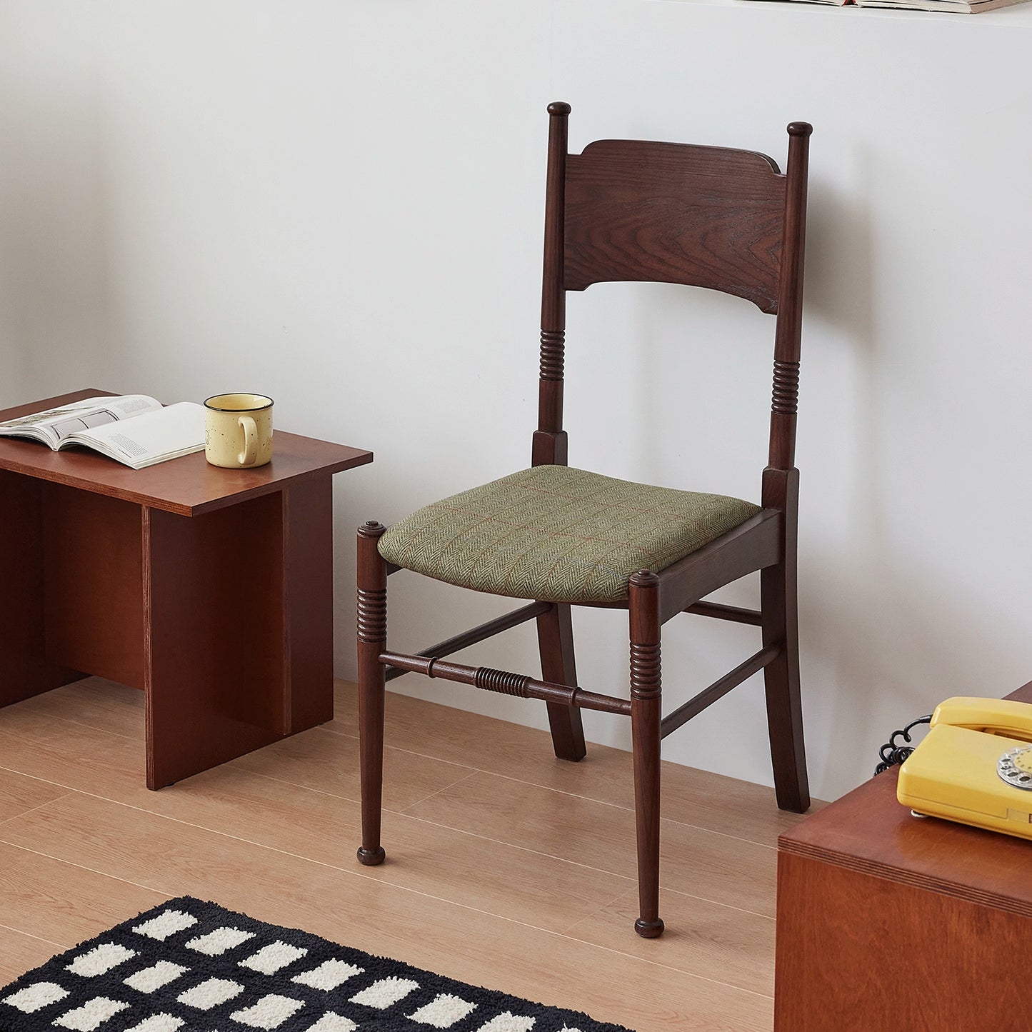 Französischer Retro-Esszimmerstuhl, kreativer Designerstuhl, leichter Luxus, hochwertiger Stuhl mit massiver Holzlehne, für Cafés