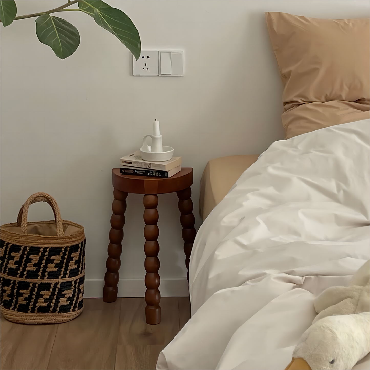 Niedriger Hocker aus französischem Retro-Massivholz, für kleine Wohnungen, Zuhause, Wohnzimmer, Schuhwechselhocker, Designer, einfacher Ankleidehocker 