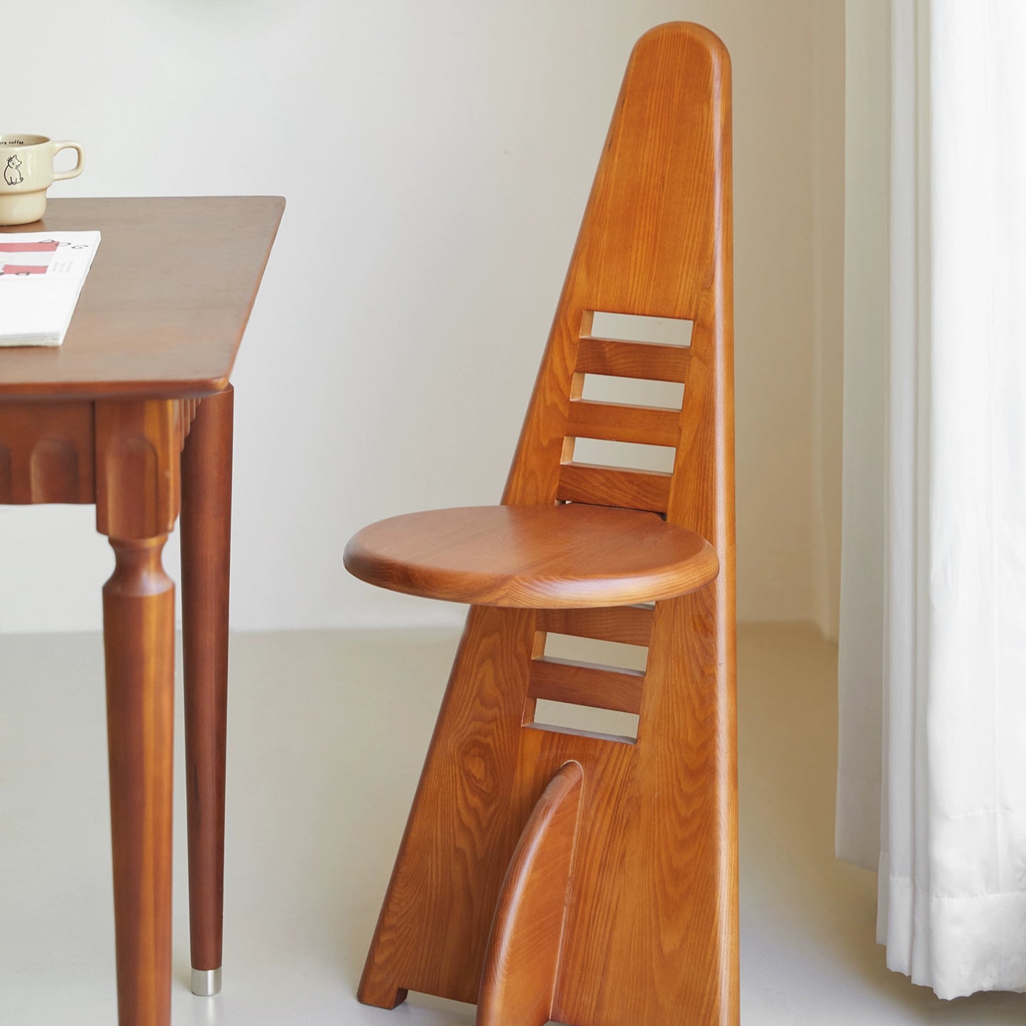 Mittelalterlicher Esszimmerstuhl aus Massivholz, kreativer Designerstuhl, Heim, künstlerischer Sinn, Rückenlehne, Hocker, leichter Luxus, fortschrittlich 