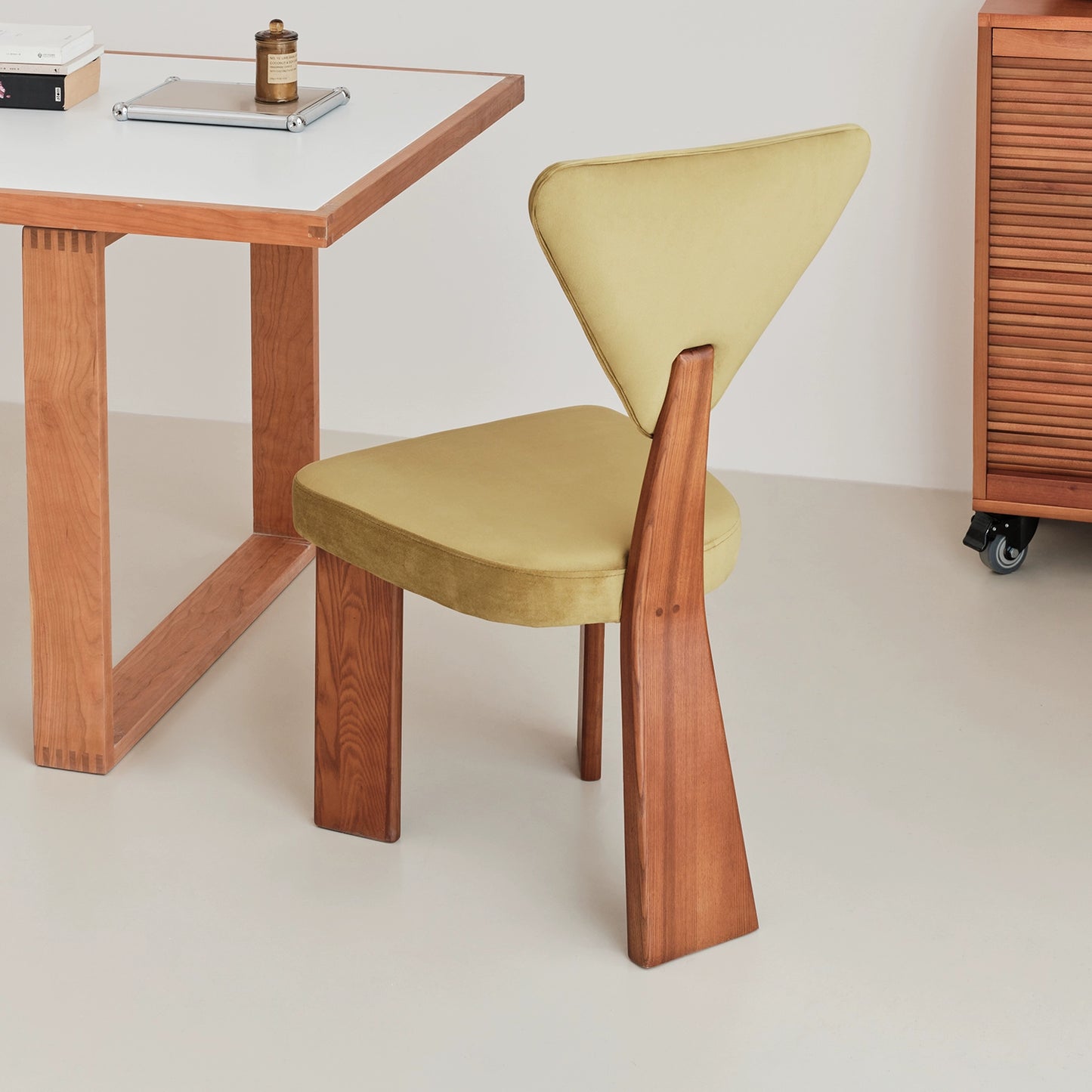 Französischer Retro-Esszimmerstuhl, mittelalterlicher Wabi-Sandwind-Massivholzstuhl, nordischer Designer-Schreibtischstuhl, Café 