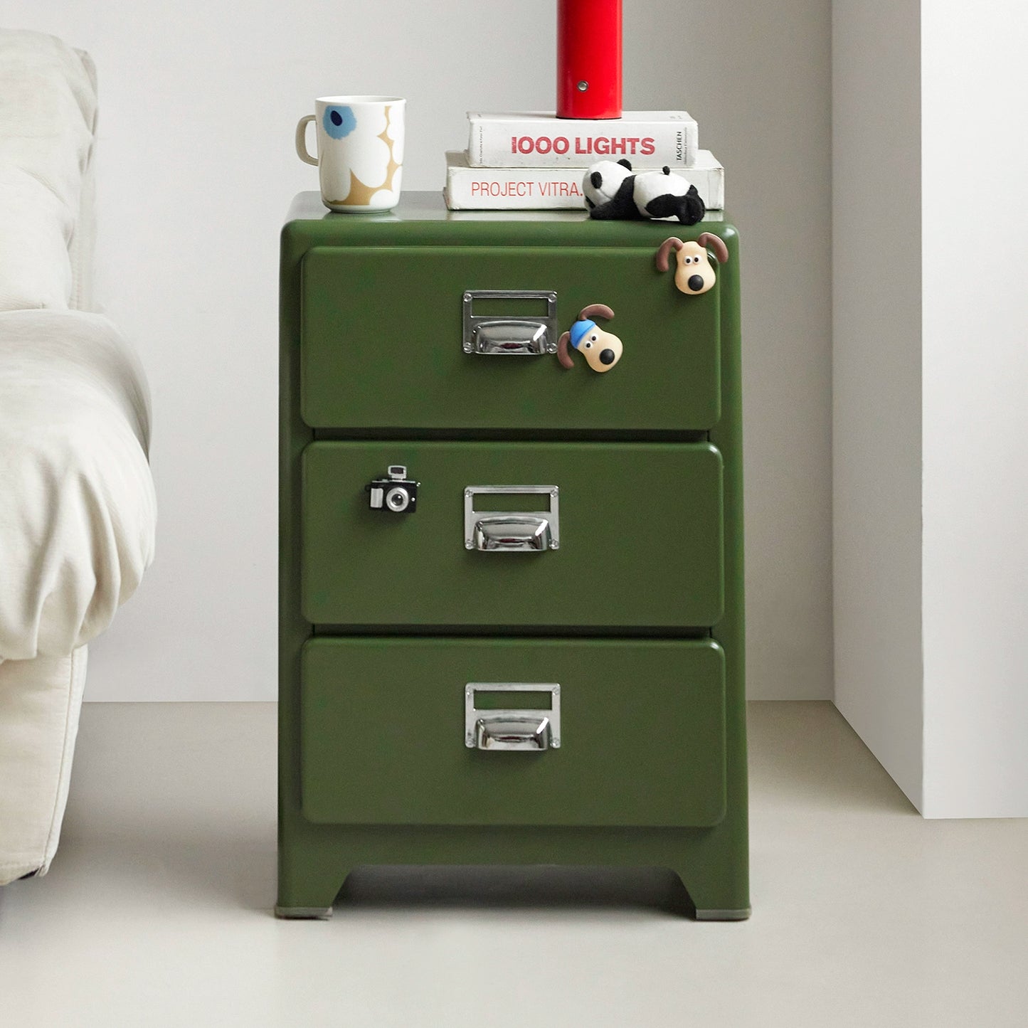 Metallschubladen, Kommodenschränke, Schlafzimmer an der Wand, Nachttische, mittelalterlicher Industriestil, Wohnzimmeraufbewahrung 