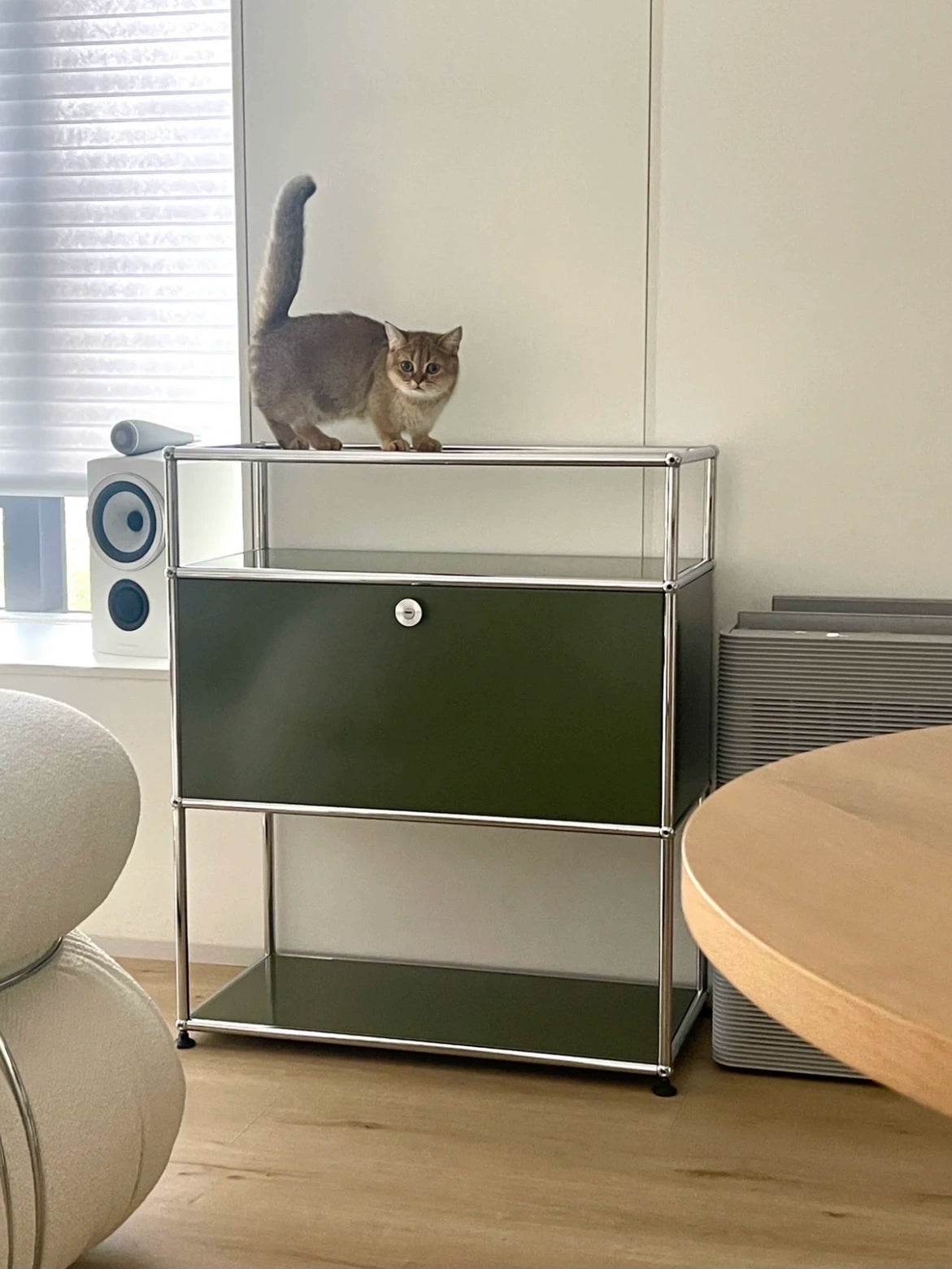 Medieval Light Luxury Dining Side Cabinet Usmah Metallmodulschrank Edelstahl-Eimerschrank Haushalt Wohnzimmer Bücherregal TV-Schrank 