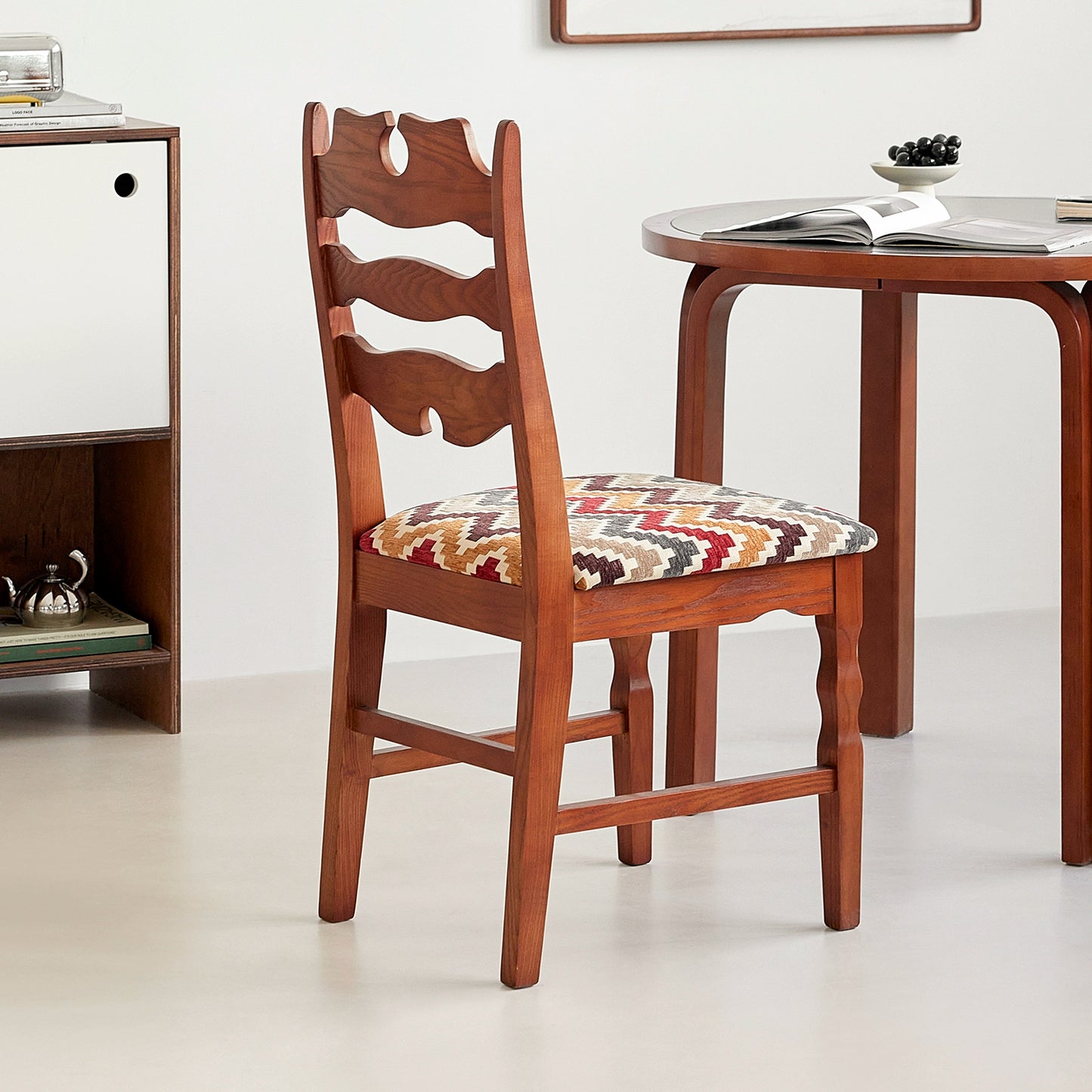 Mittelalterlicher Wabi-Sabi-Wind-Esszimmerstuhl, kreativer Designerstuhl, Haushalts-Massivholz-Rückenlehne, Meisterstuhl, künstlerischer Sinn 