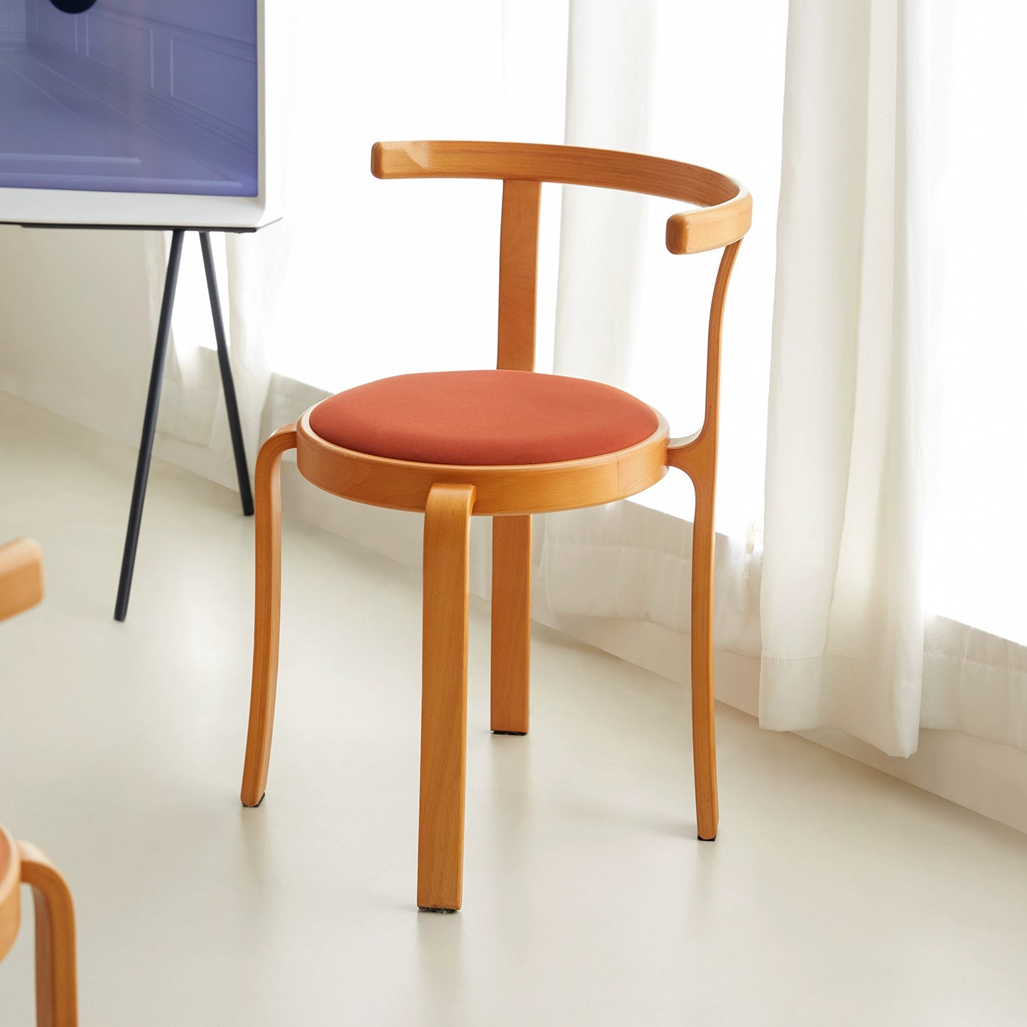 Mittelalterlicher Designer-Esszimmerstuhl aus Massivholz, stapelbarer Esszimmerstuhl für den Haushalt, kleine Wohnung, Rückenlehne, Esstisch und Stuhl 