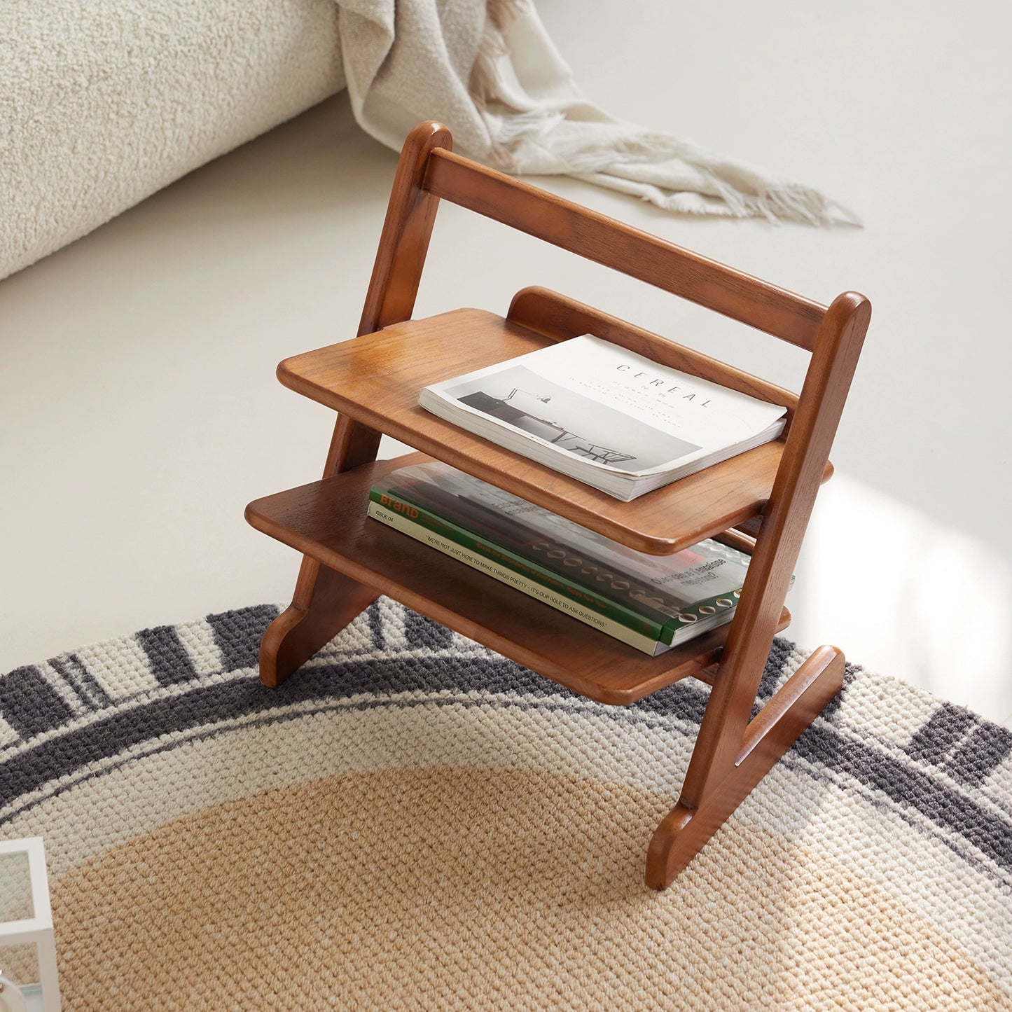 Mittelalterlicher Zeitungsständer, deckenhoher Zeitungsständer aus Massivholz, Ornament-Zeitungsständer, Ins-Balkon, kleines Bücherregal 