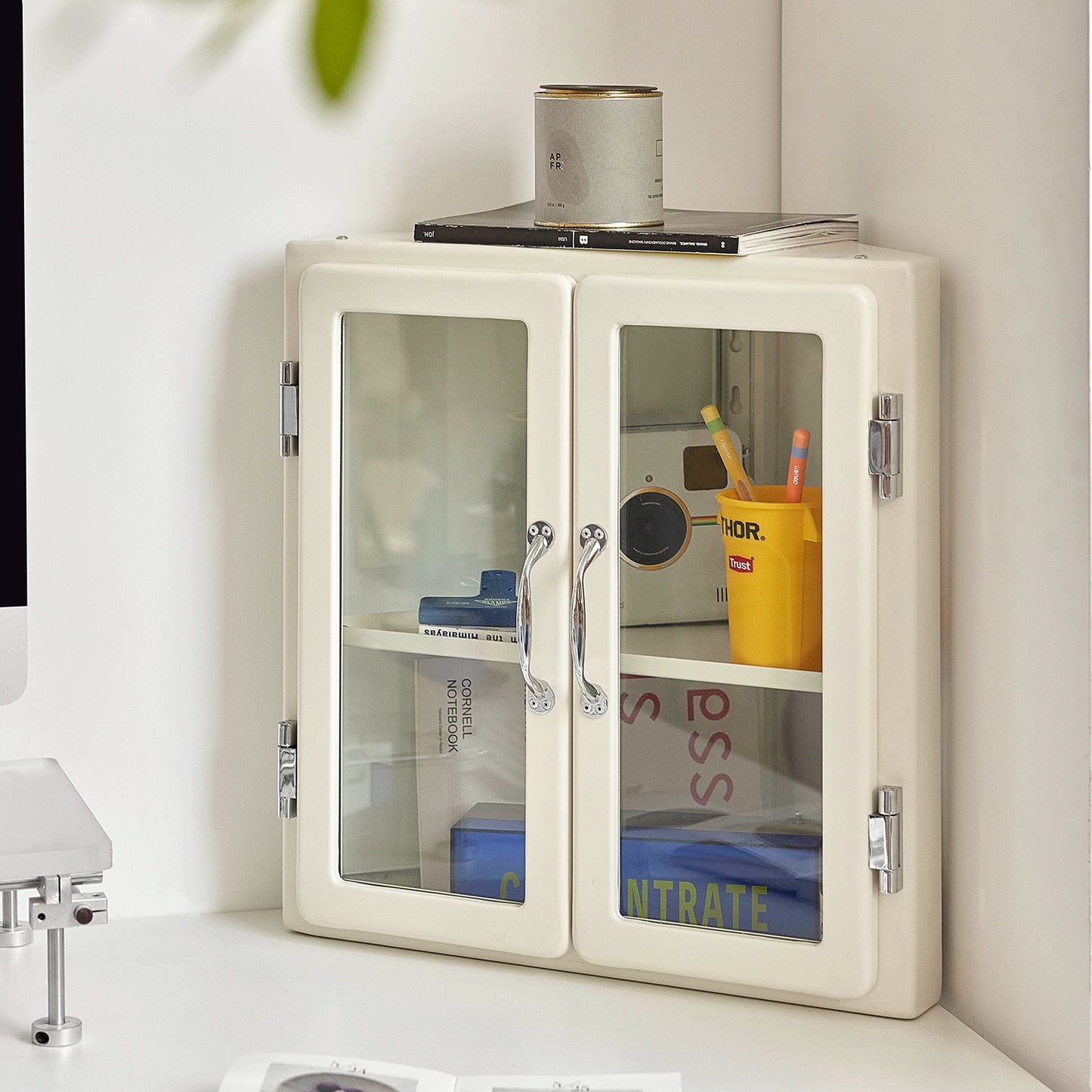 Desktop-Aufbewahrungsschrank Japanischer Retro-Metall-Dreiecksschrank Eckfigur Glas-Präsentationsständer 