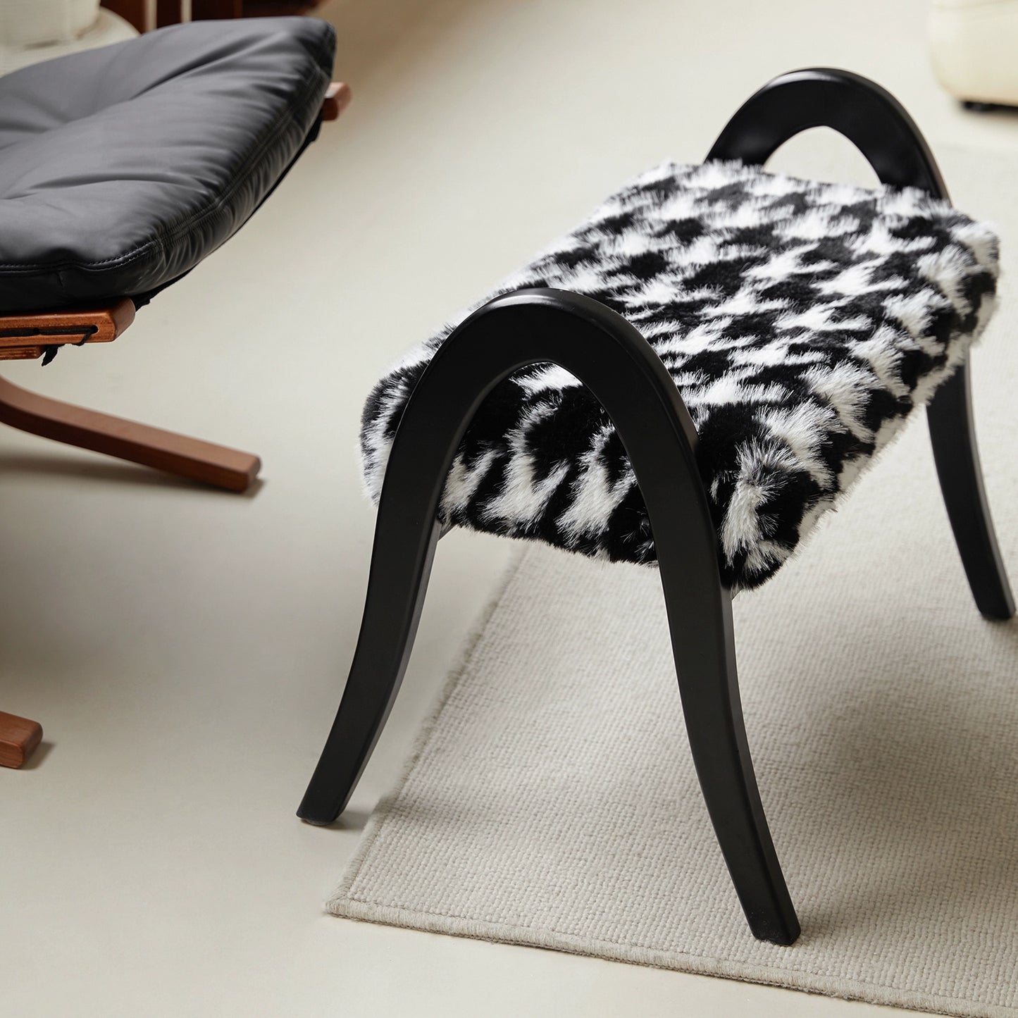 Schuhwechselhocker aus Nerz, niedriger Haushaltshocker aus Massivholz, kleiner Designerhocker im mittelalterlichen Stil, leichtes Luxus-High-End-Pedal 