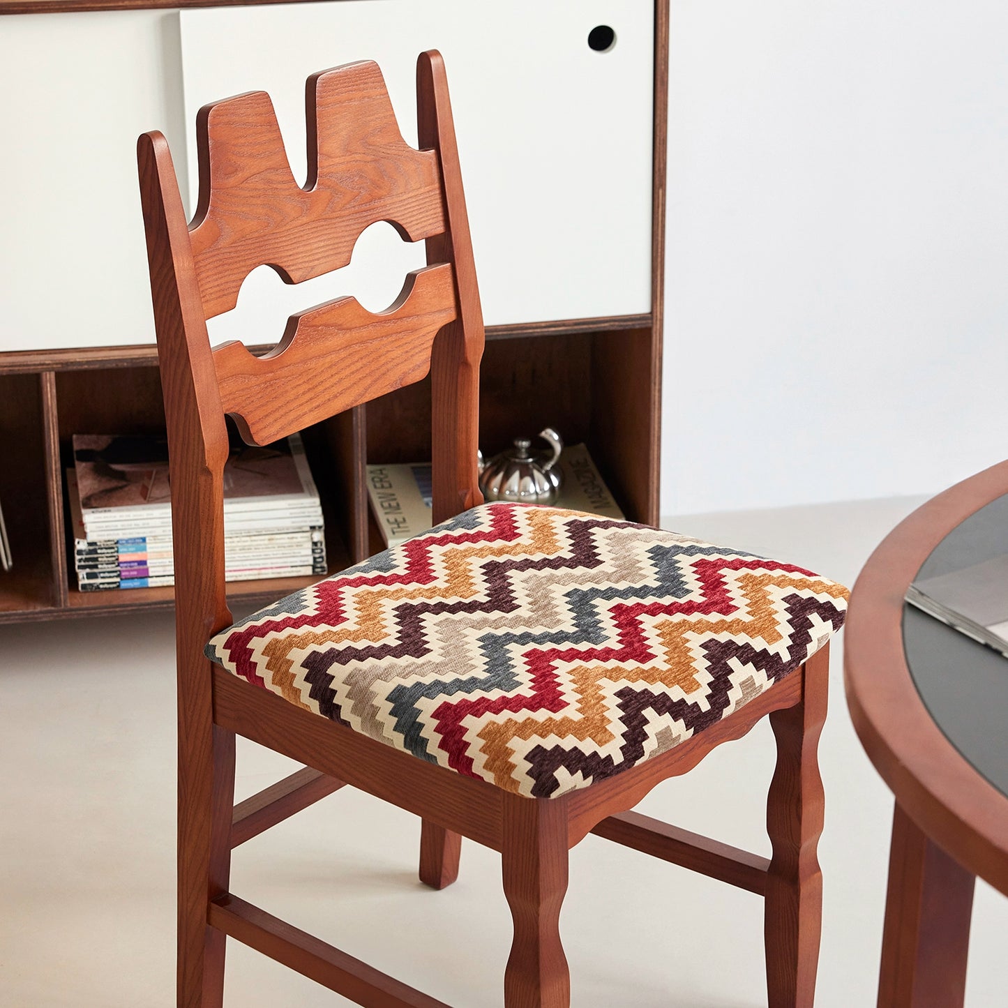 Französischer Retro-Esszimmerstuhl, leichter Luxus-Premium-Softbag-Stuhl, künstlerischer Massivholz-Caféstuhl im Ins-Stil 