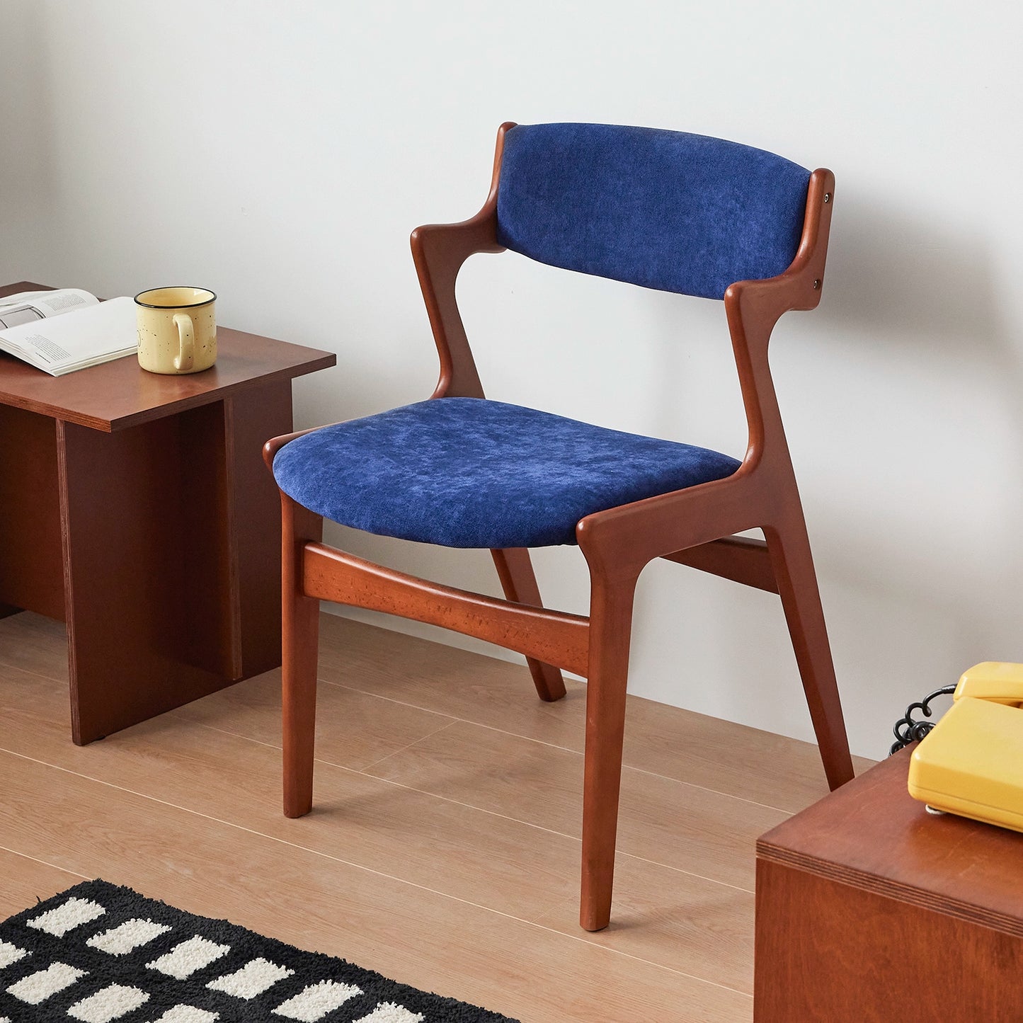 Mittelalterlicher Esszimmerstuhl aus Massivholz, nordischer Retro-Designerstuhl mit weicher Rückenlehne, lässiger Schreibtischstuhl 