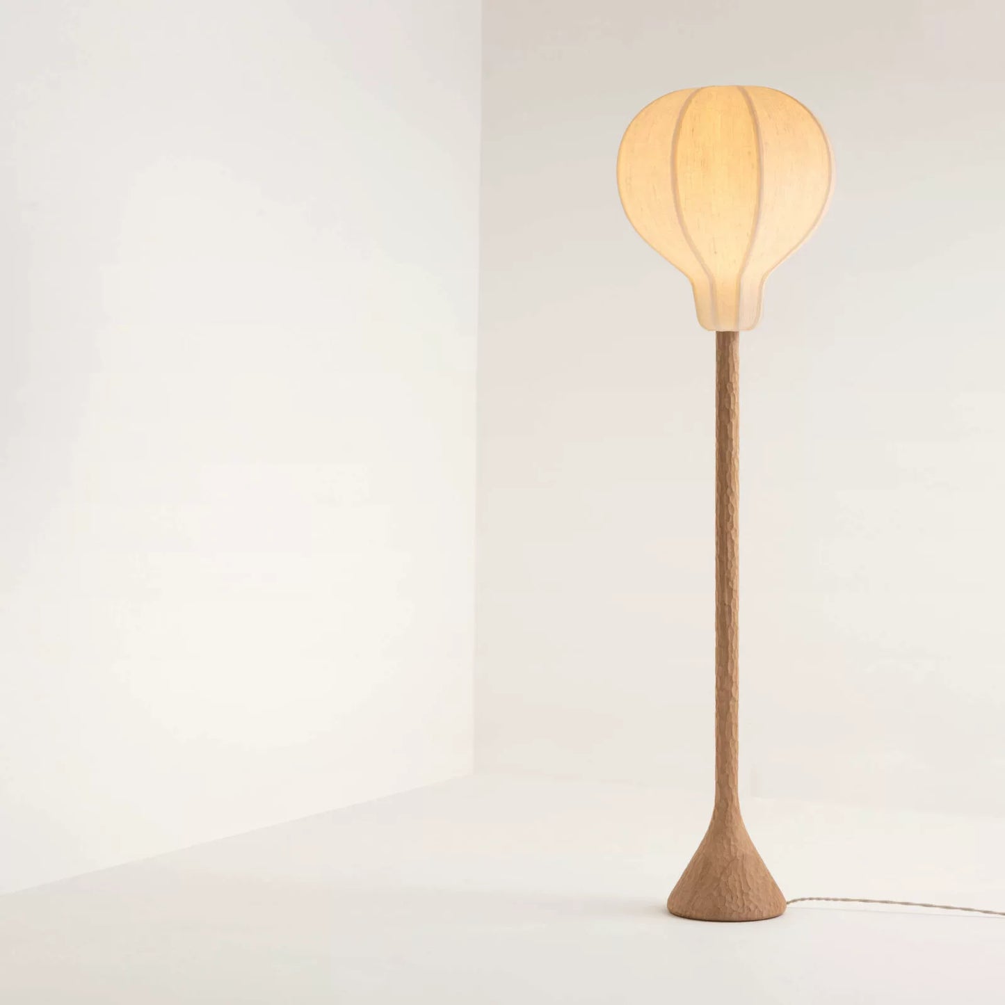 Strohhut-Stehlampe, Wabi-Windholz-Dekolampe, minimalistische, handgefertigte vertikale Nachttischlampe aus Seide 