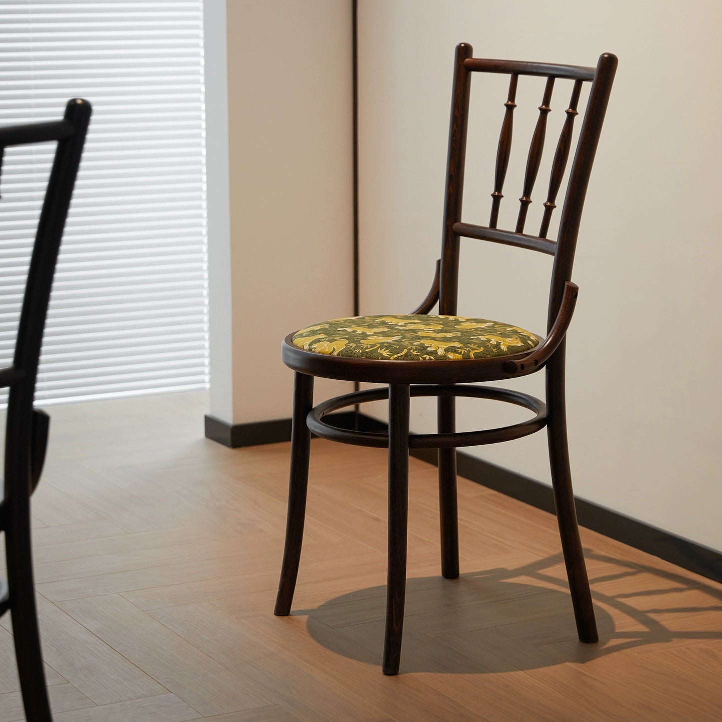 Mittelalterlicher Esszimmerstuhl aus Massivholz, bestickter Stuhl mit weicher Tasche, französischer Retro-Esszimmerstuhl für Cafés, Stuhl mit nordischer Rückenlehne 