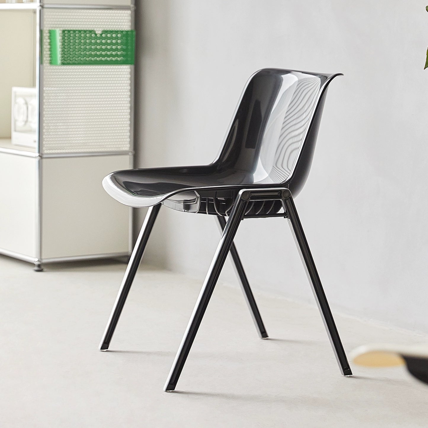 Mittelalterlicher Esszimmerstuhl aus Kunststoff, nordischer moderner, einfacher Schreibtischstuhl, Hocker mit Rückenlehne im Home-Ins-Design 